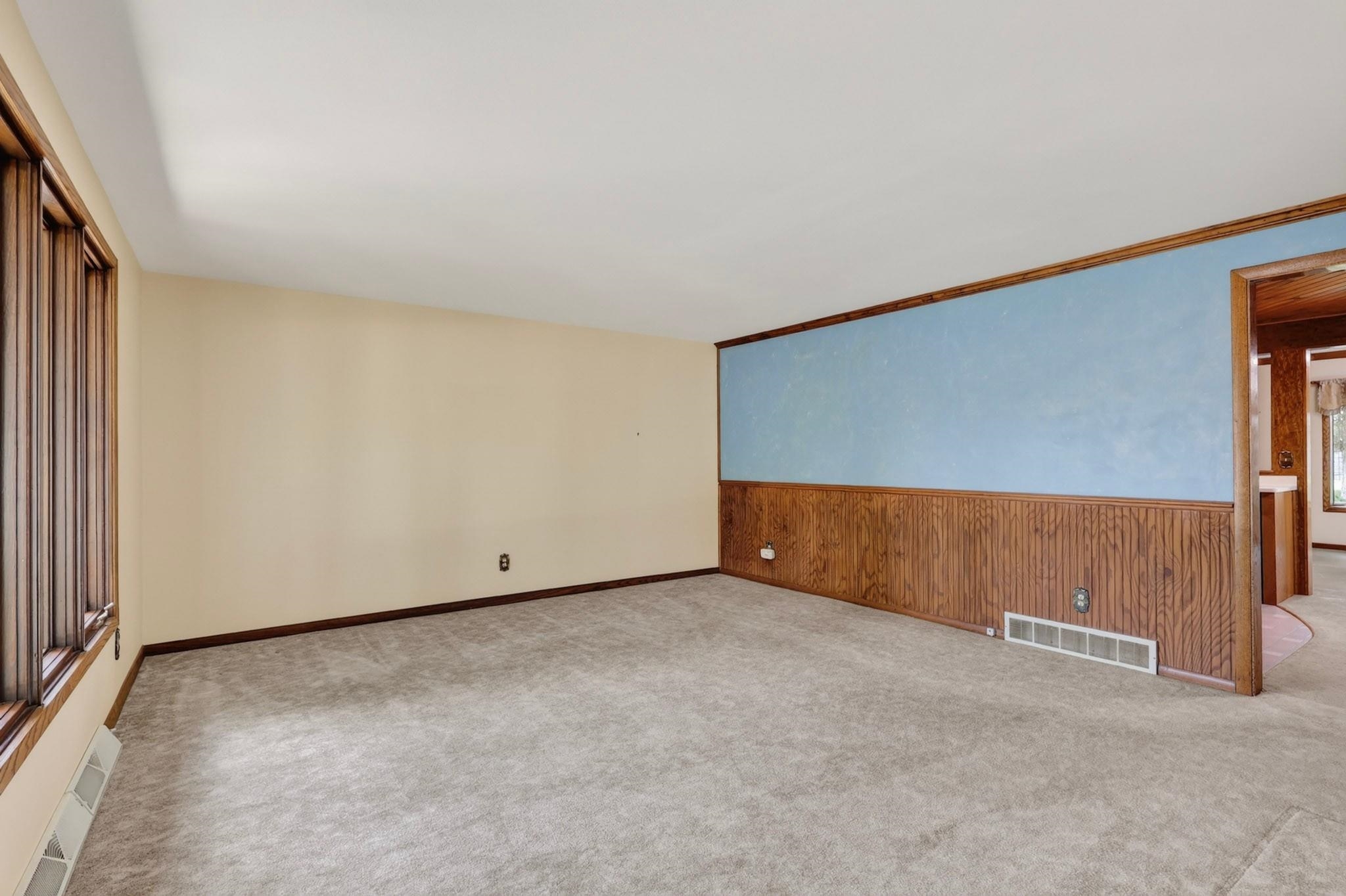 1060 LAKEWOOD LANE, Wisconsin Rapids, Wisconsin 54494, 3 Bedrooms Bedrooms, ,2 BathroomsBathrooms,Residential,For Sale,1060 LAKEWOOD LANE,22602923
