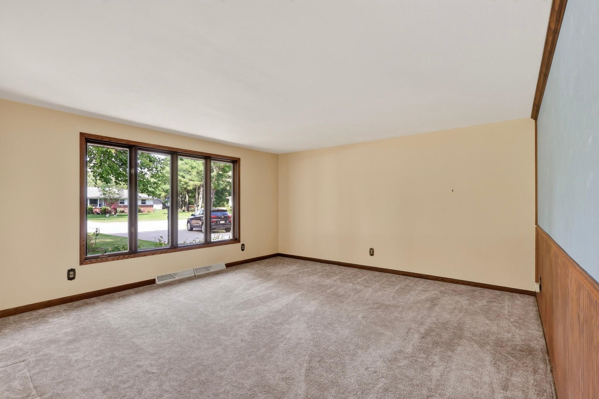 1060 LAKEWOOD LANE, Wisconsin Rapids, Wisconsin 54494, 3 Bedrooms Bedrooms, ,2 BathroomsBathrooms,Residential,For Sale,1060 LAKEWOOD LANE,22602923