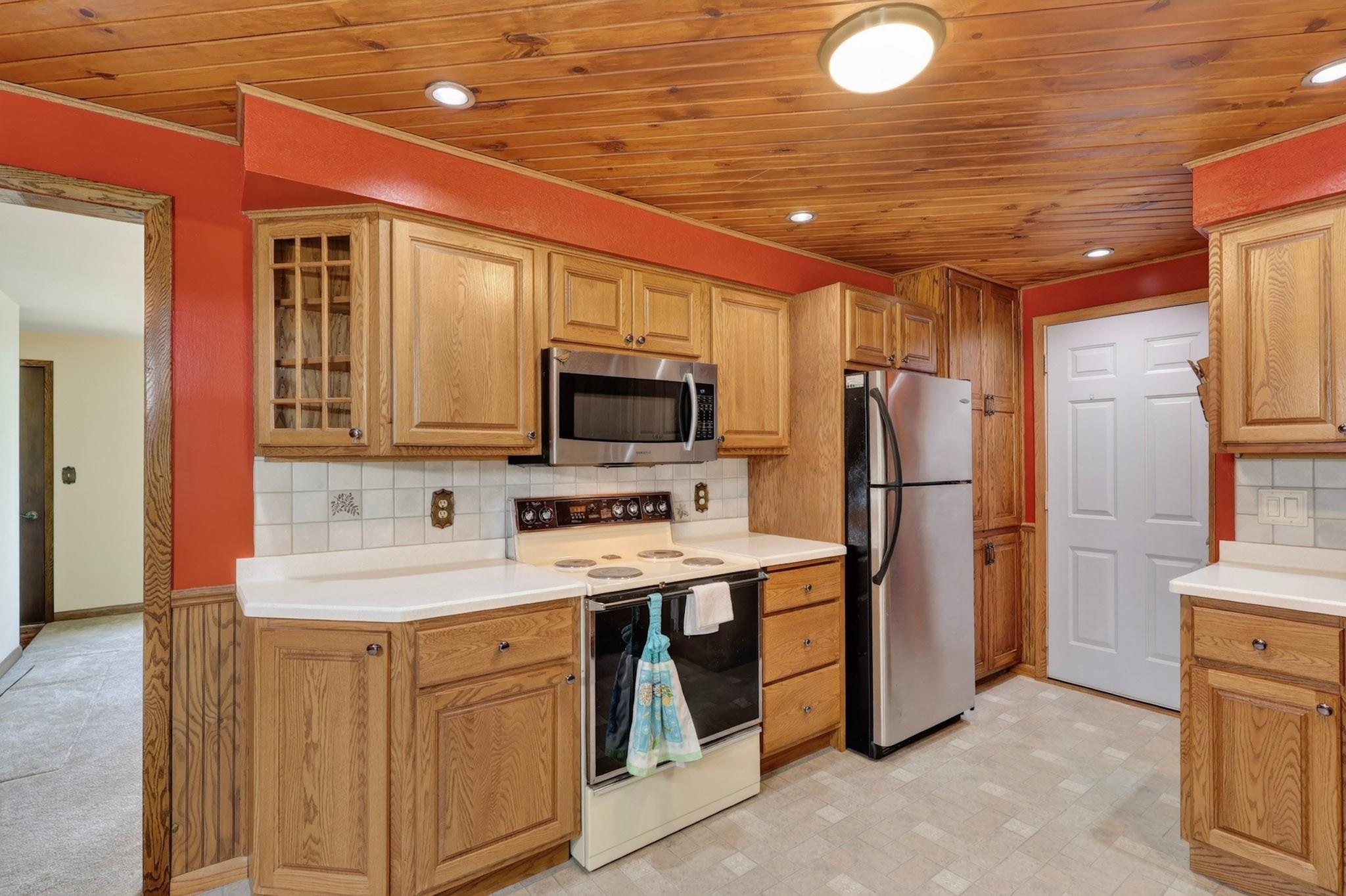 1060 LAKEWOOD LANE, Wisconsin Rapids, Wisconsin 54494, 3 Bedrooms Bedrooms, ,2 BathroomsBathrooms,Residential,For Sale,1060 LAKEWOOD LANE,22602923