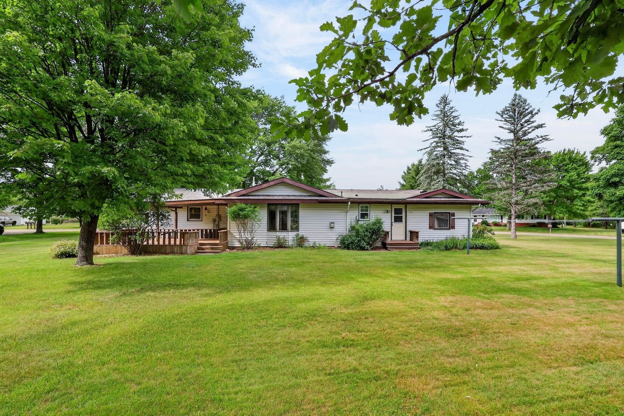 1060 LAKEWOOD LANE, Wisconsin Rapids, Wisconsin 54494, 3 Bedrooms Bedrooms, ,2 BathroomsBathrooms,Residential,For Sale,1060 LAKEWOOD LANE,22602923
