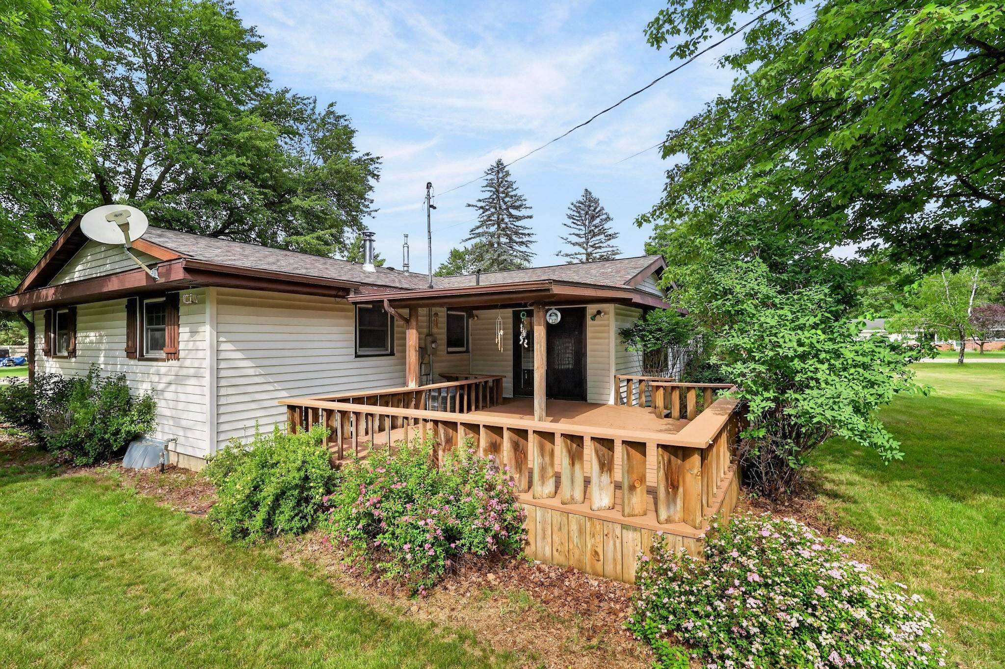 1060 LAKEWOOD LANE, Wisconsin Rapids, Wisconsin 54494, 3 Bedrooms Bedrooms, ,2 BathroomsBathrooms,Residential,For Sale,1060 LAKEWOOD LANE,22602923