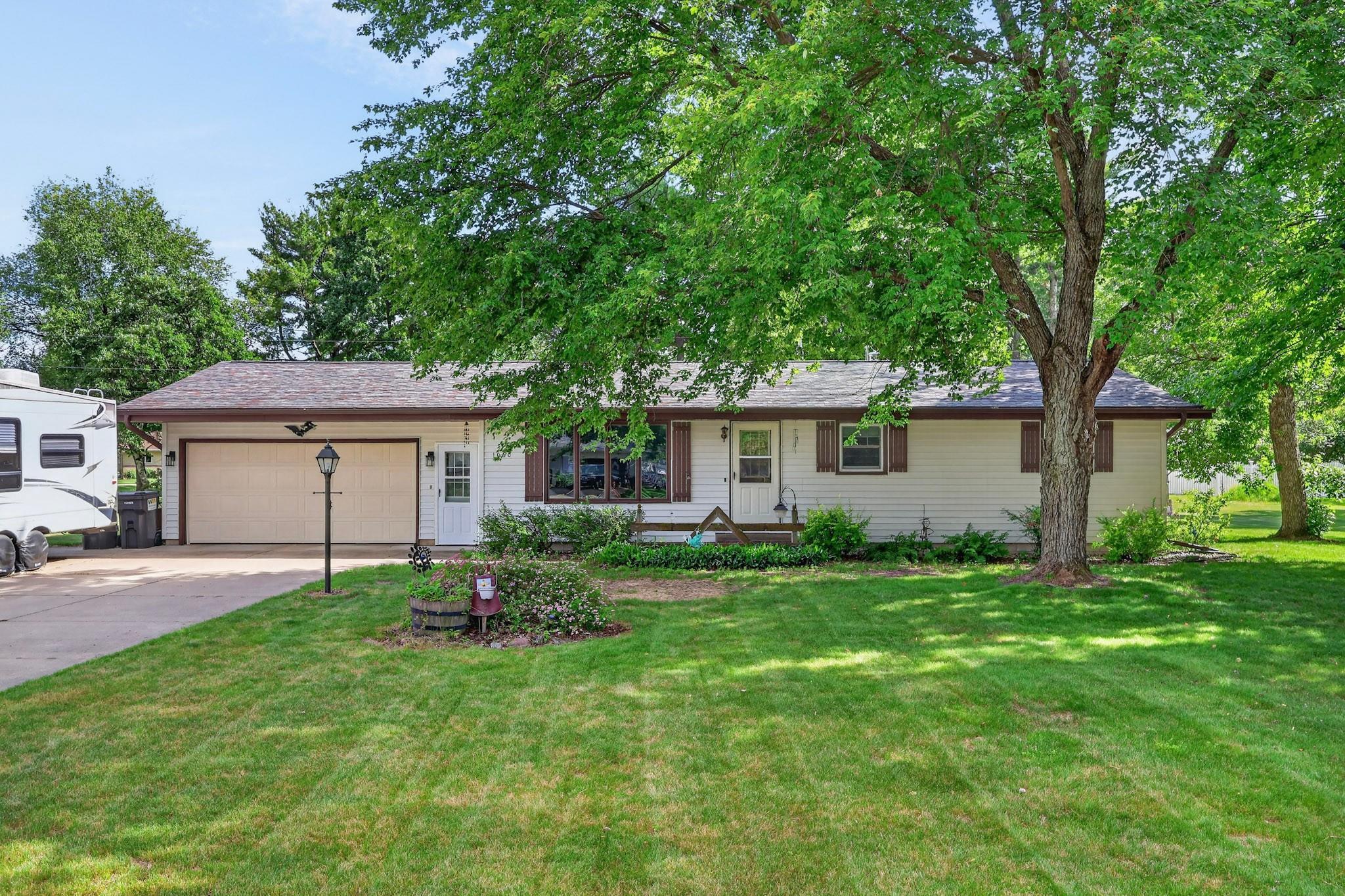 1060 LAKEWOOD LANE, Wisconsin Rapids, Wisconsin 54494, 3 Bedrooms Bedrooms, ,2 BathroomsBathrooms,Residential,For Sale,1060 LAKEWOOD LANE,22602923