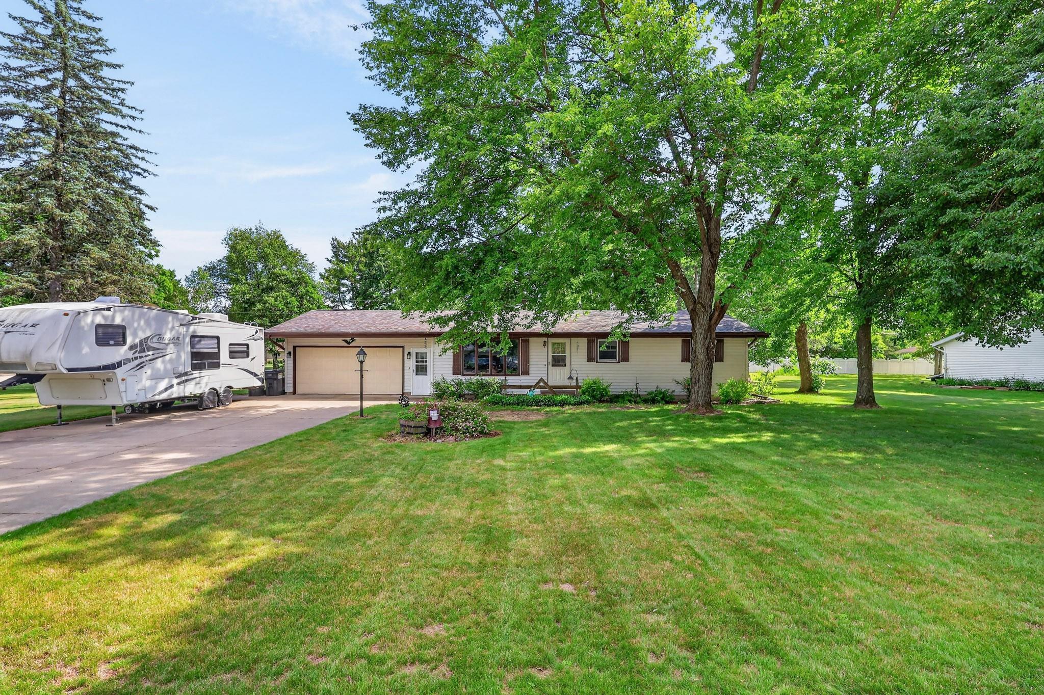 1060 LAKEWOOD LANE, Wisconsin Rapids, Wisconsin 54494, 3 Bedrooms Bedrooms, ,2 BathroomsBathrooms,Residential,For Sale,1060 LAKEWOOD LANE,22602923