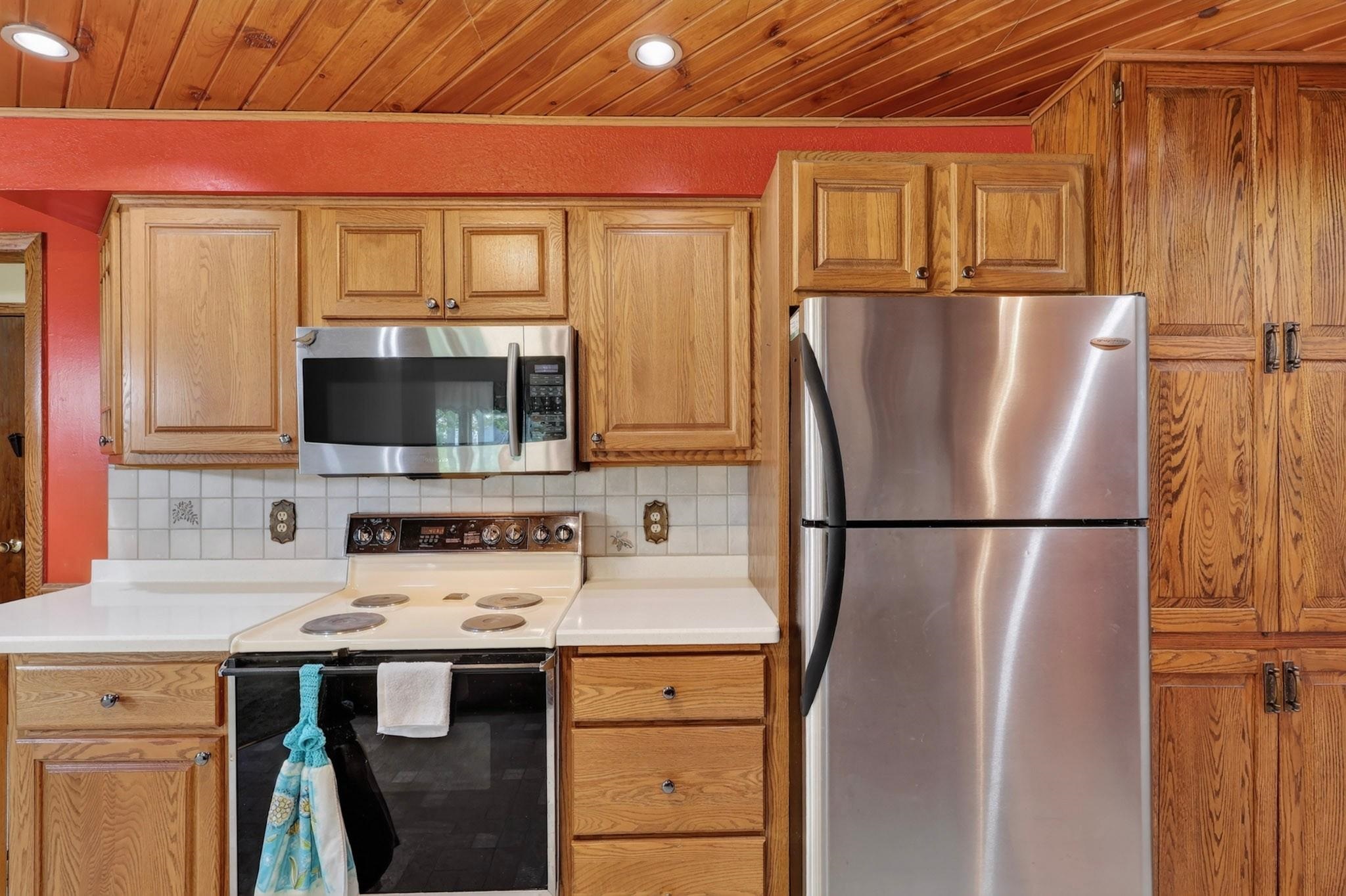 1060 LAKEWOOD LANE, Wisconsin Rapids, Wisconsin 54494, 3 Bedrooms Bedrooms, ,2 BathroomsBathrooms,Residential,For Sale,1060 LAKEWOOD LANE,22602923