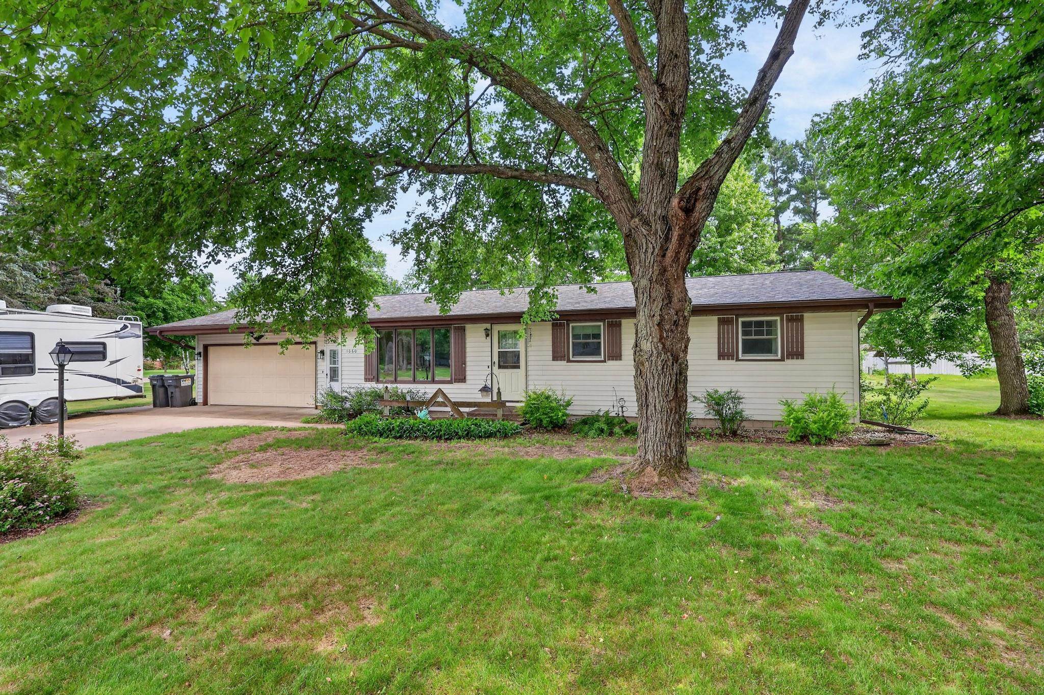 1060 LAKEWOOD LANE, Wisconsin Rapids, Wisconsin 54494, 3 Bedrooms Bedrooms, ,2 BathroomsBathrooms,Residential,For Sale,1060 LAKEWOOD LANE,22602923