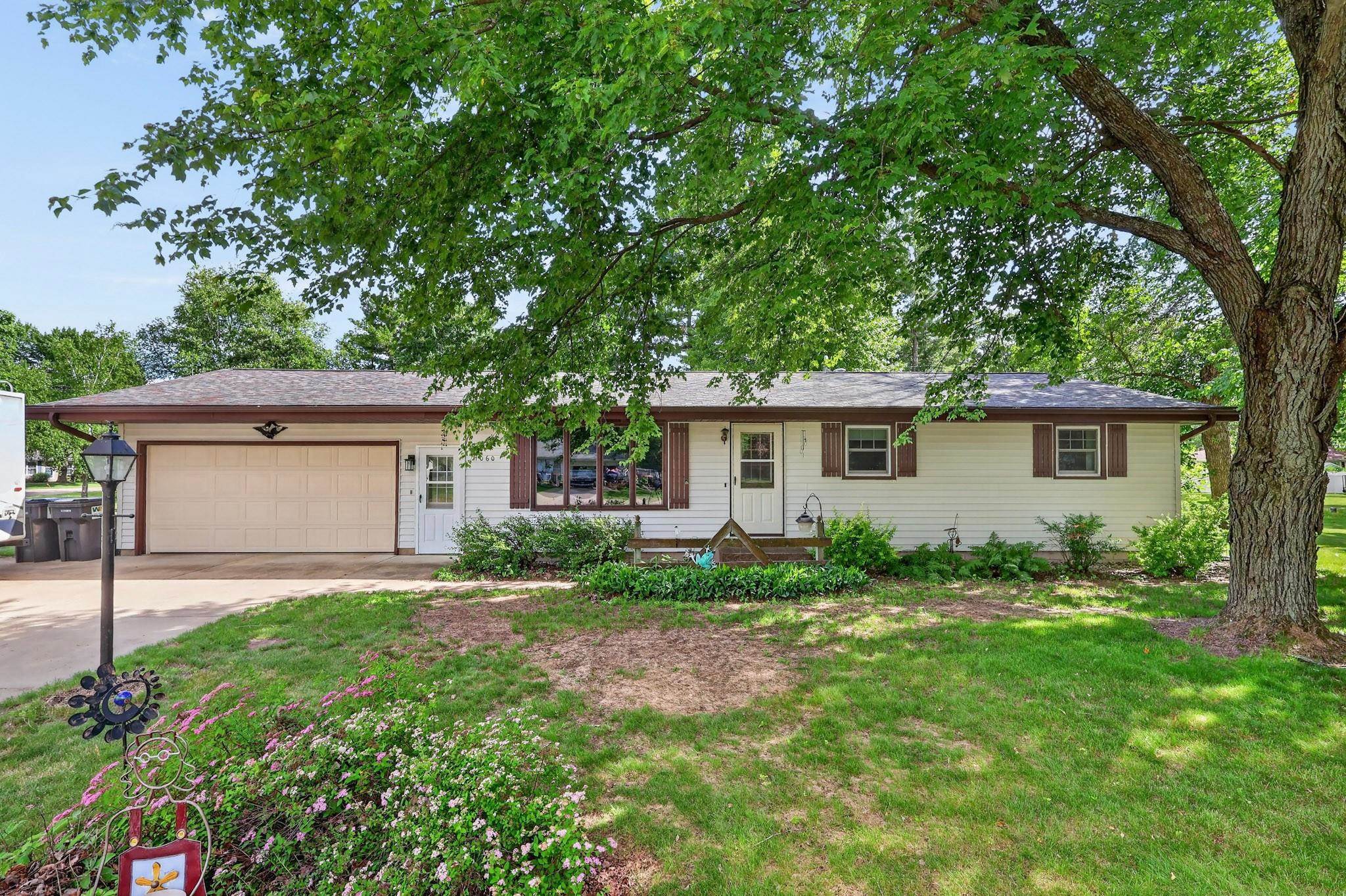 1060 LAKEWOOD LANE, Wisconsin Rapids, Wisconsin 54494, 3 Bedrooms Bedrooms, ,2 BathroomsBathrooms,Residential,For Sale,1060 LAKEWOOD LANE,22602923