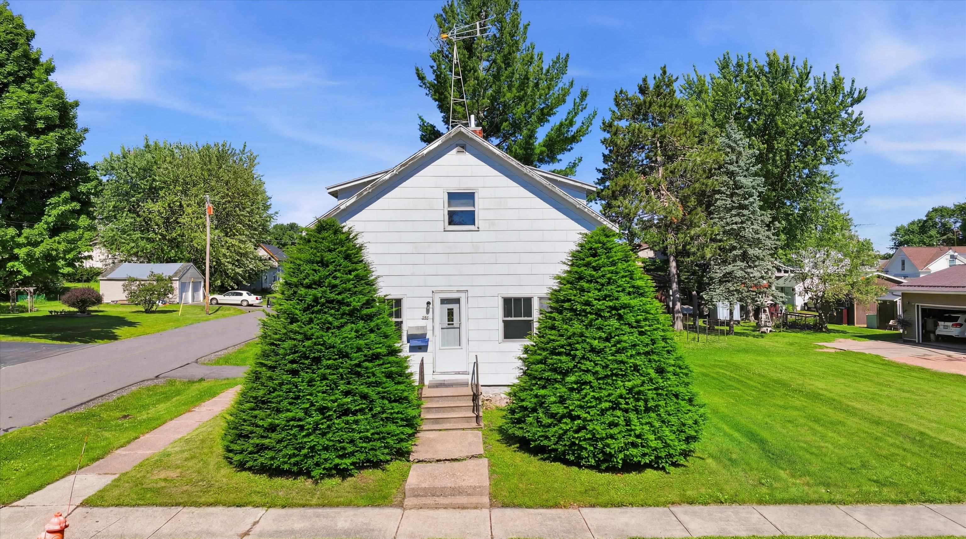 400 N VINE AVENUE, Marshfield, Wisconsin 54449, 4 Bedrooms Bedrooms, ,1 BathroomBathrooms,Residential,For Sale,400 N VINE AVENUE,22602925
