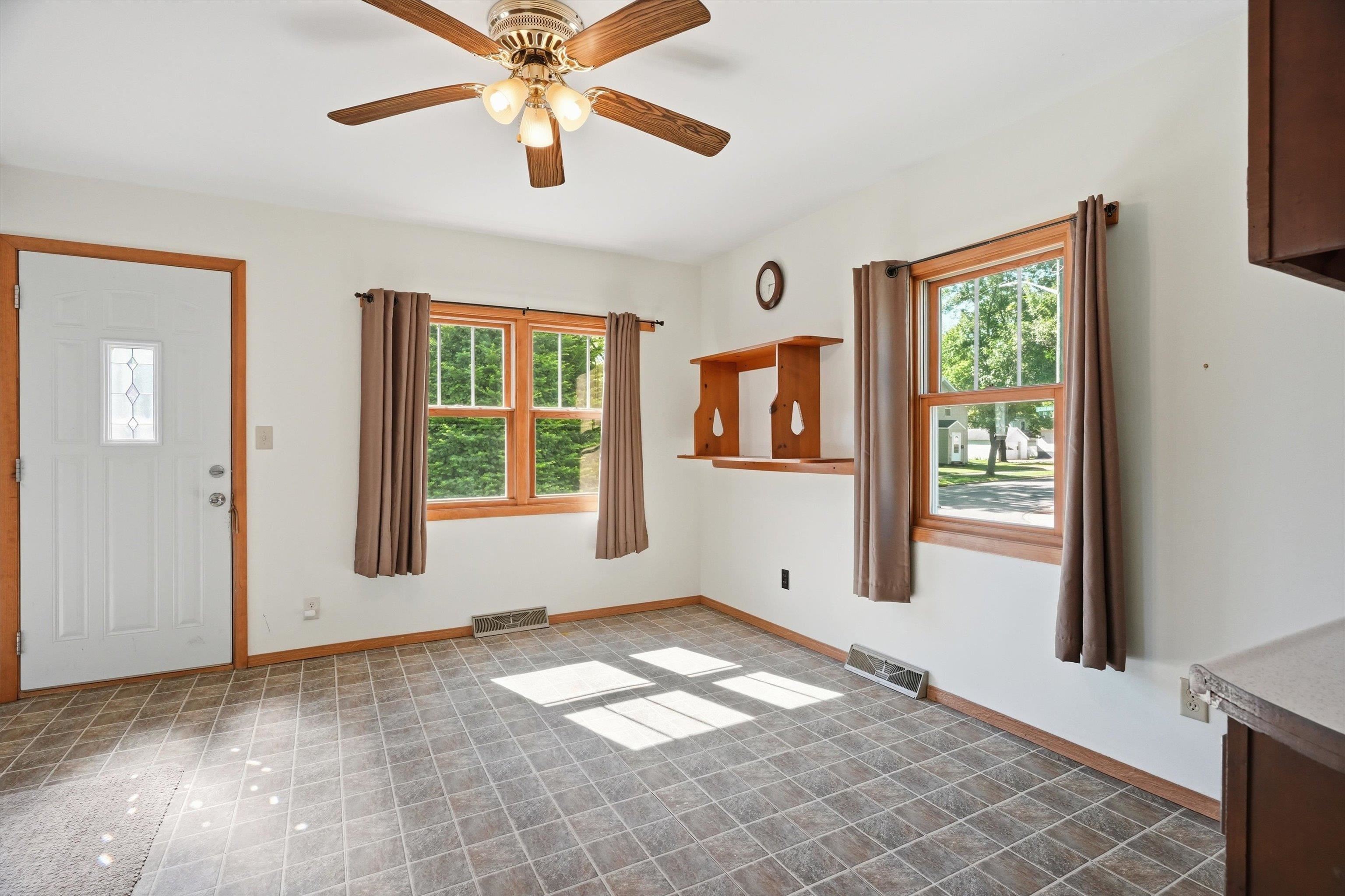 400 N VINE AVENUE, Marshfield, Wisconsin 54449, 4 Bedrooms Bedrooms, ,1 BathroomBathrooms,Residential,For Sale,400 N VINE AVENUE,22602925