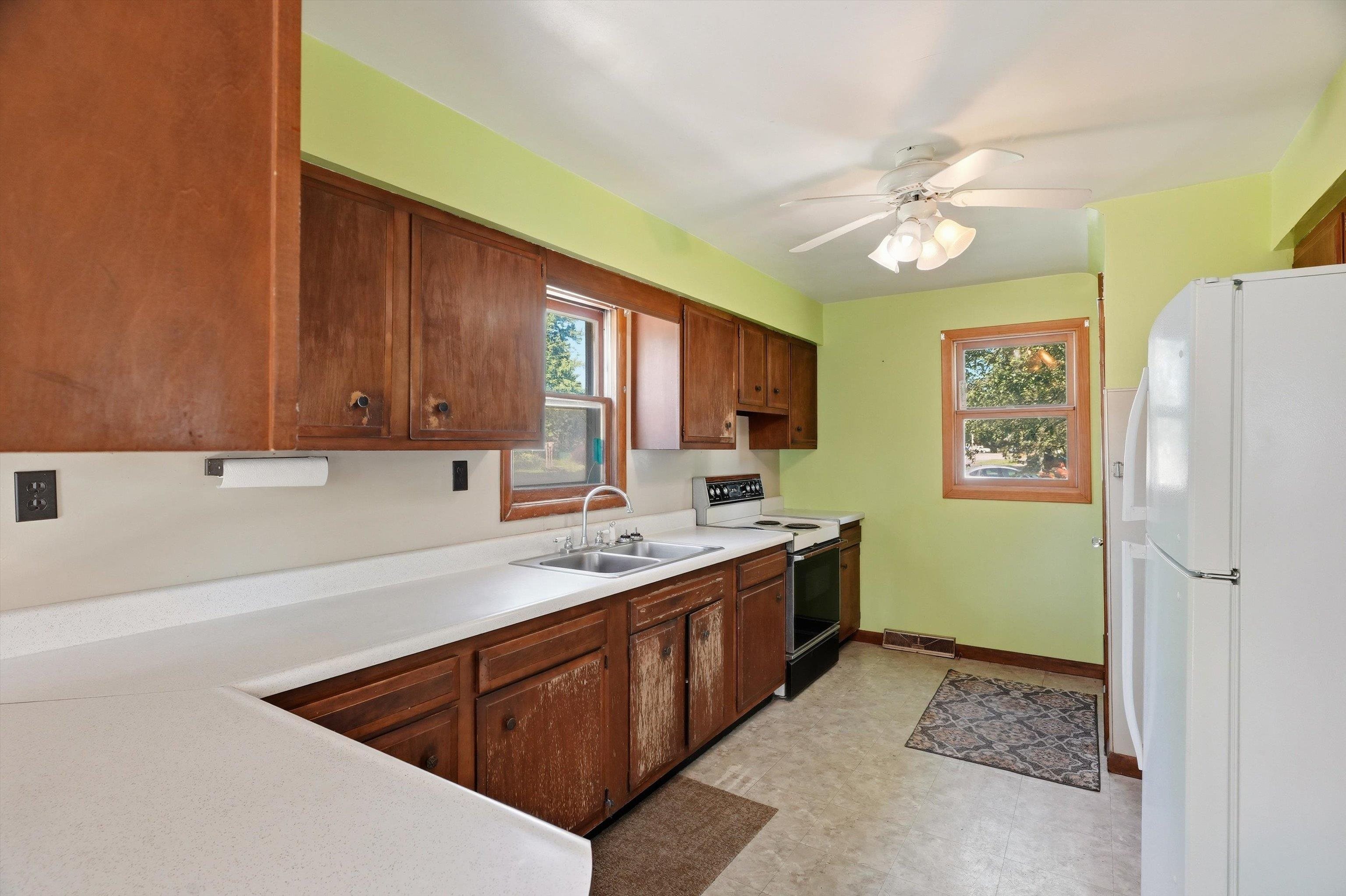 400 N VINE AVENUE, Marshfield, Wisconsin 54449, 4 Bedrooms Bedrooms, ,1 BathroomBathrooms,Residential,For Sale,400 N VINE AVENUE,22602925