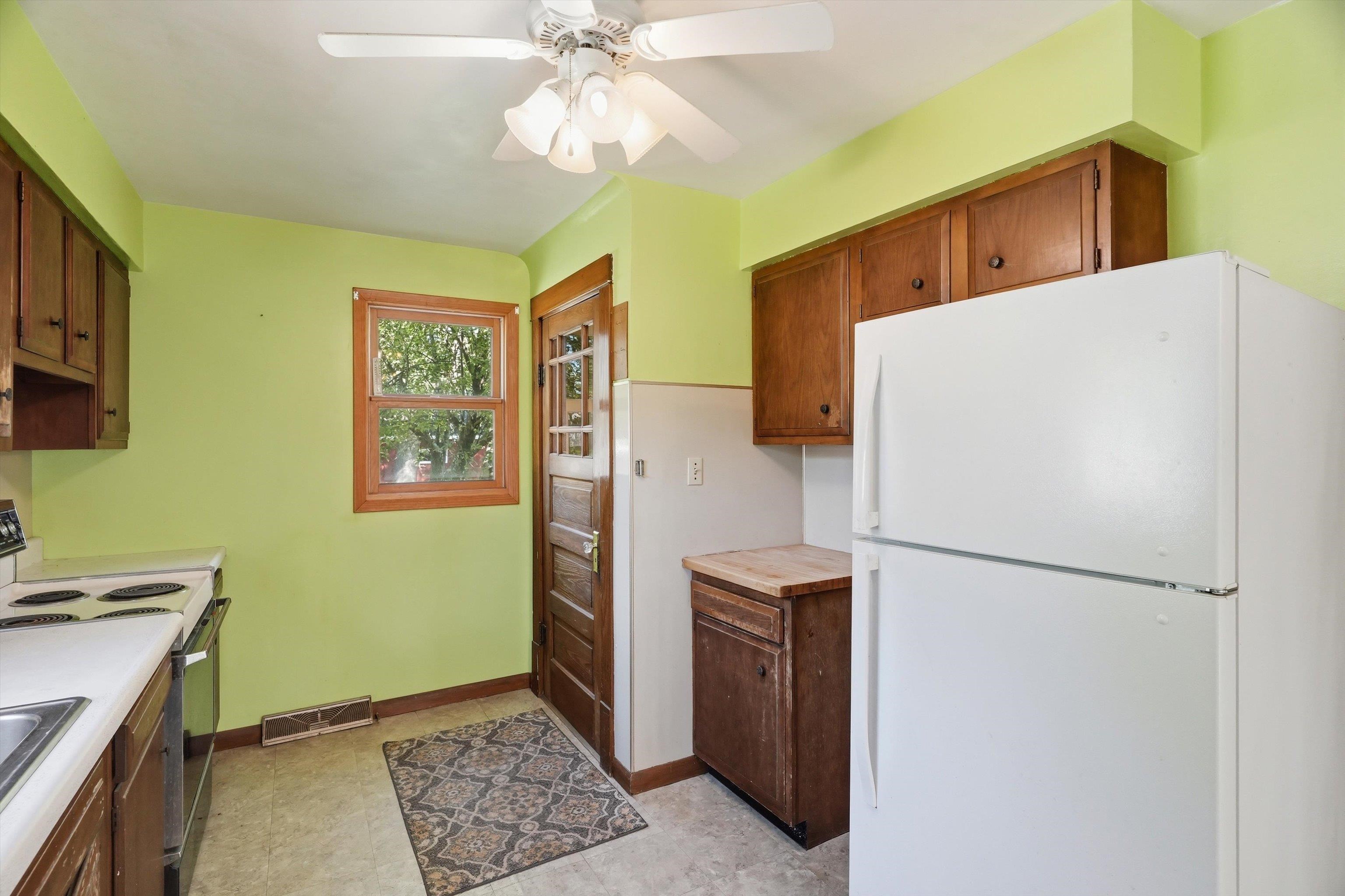 400 N VINE AVENUE, Marshfield, Wisconsin 54449, 4 Bedrooms Bedrooms, ,1 BathroomBathrooms,Residential,For Sale,400 N VINE AVENUE,22602925