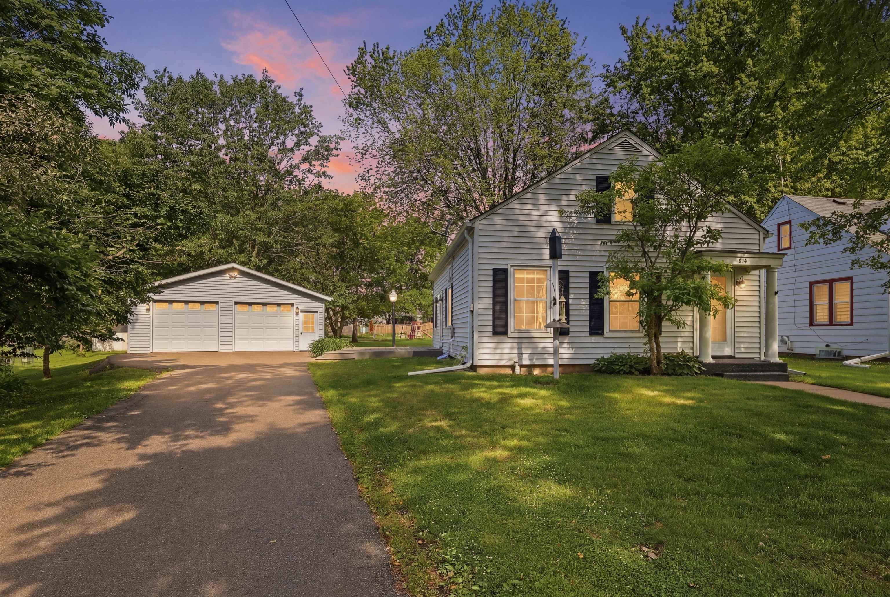 814 S OAK AVENUE, Marshfield, Wisconsin 54449, 2 Bedrooms Bedrooms, ,1 BathroomBathrooms,Residential,For Sale,814 S OAK AVENUE,22602928