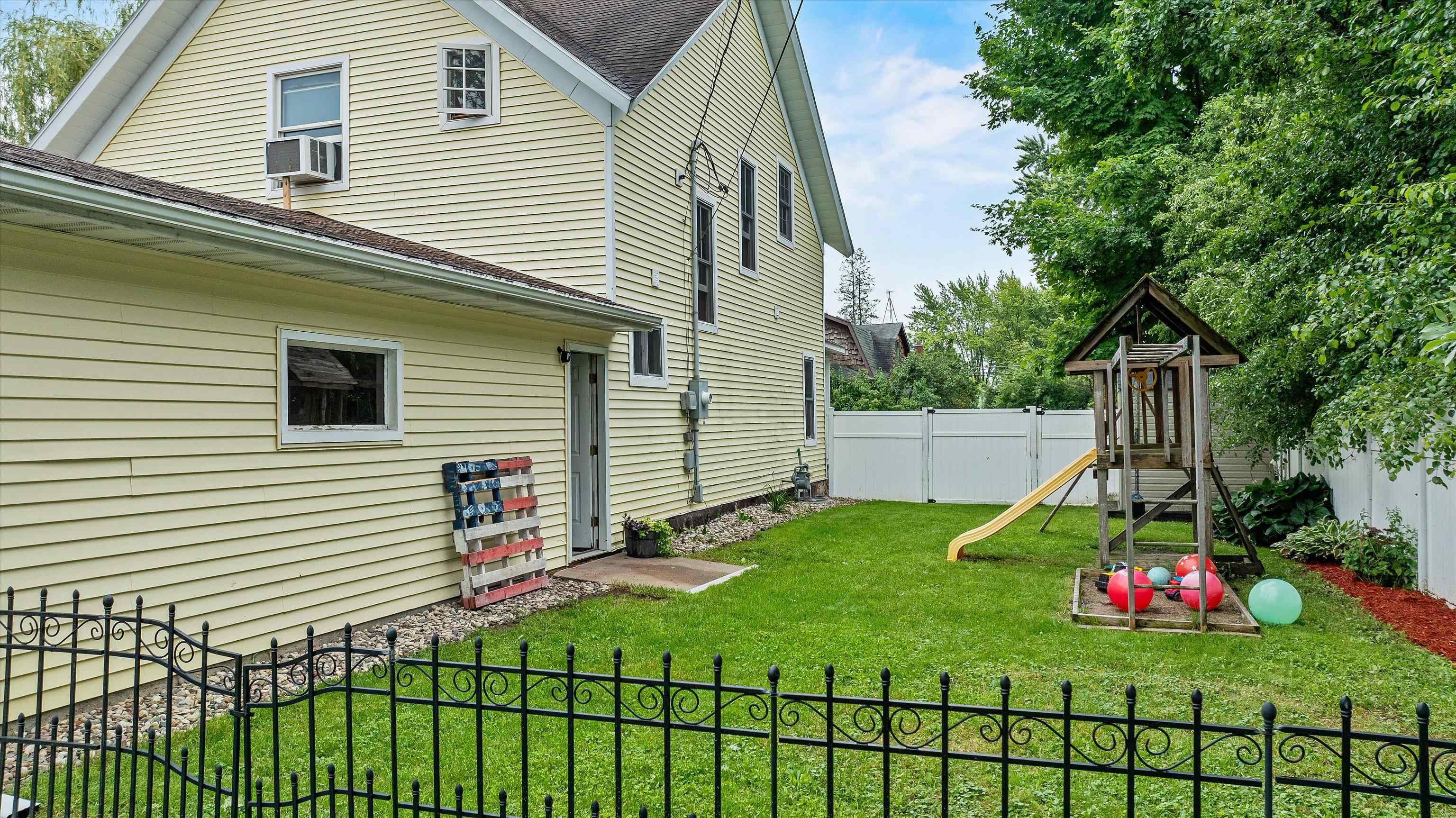 400 W MAIN STREET, Spencer, Wisconsin 54479, 3 Bedrooms Bedrooms, ,2 BathroomsBathrooms,Residential,For Sale,400 W MAIN STREET,22603021