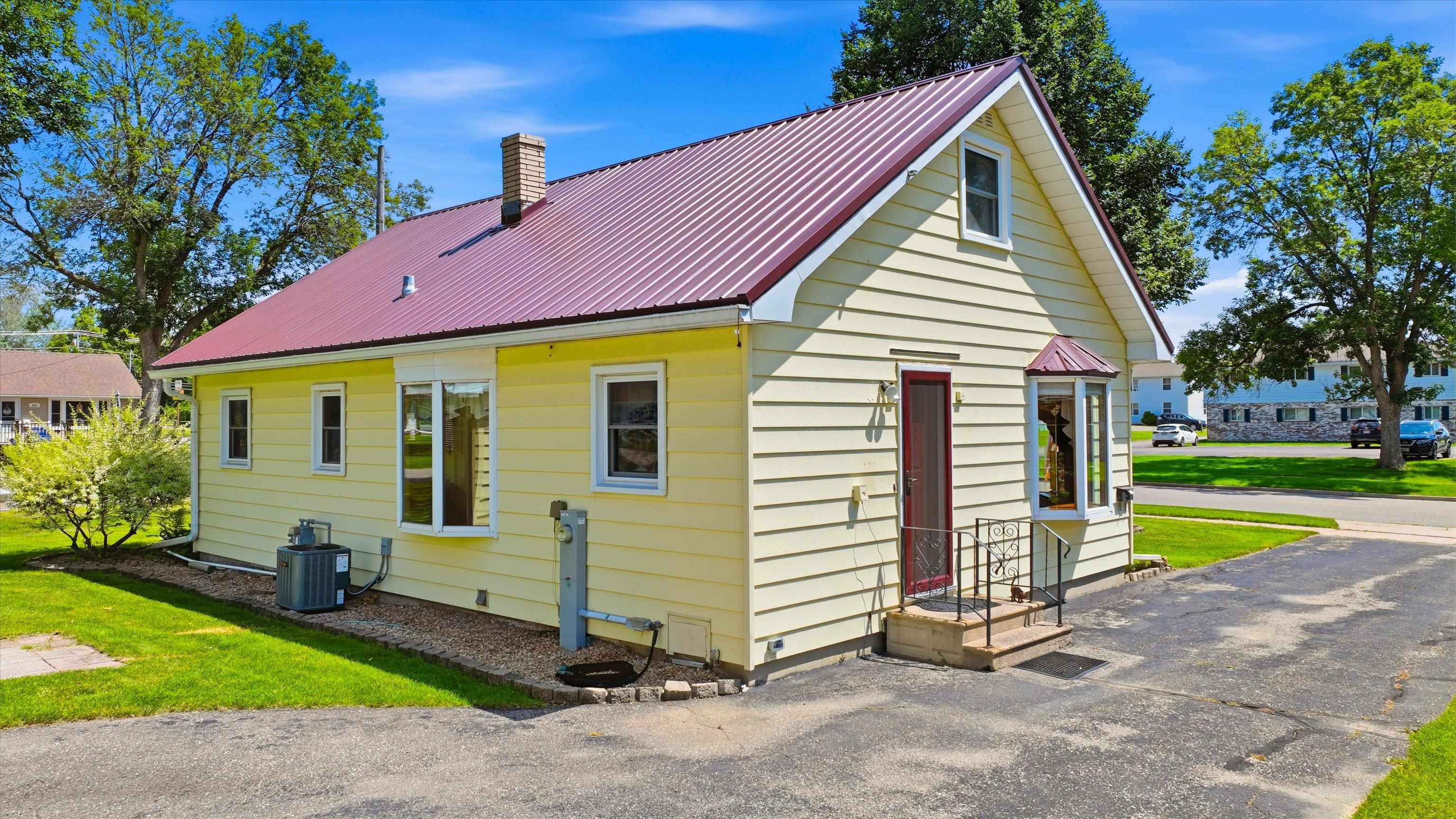 1500 S LOCUST AVENUE, Marshfield, Wisconsin 54449, 4 Bedrooms Bedrooms, ,1 BathroomBathrooms,Residential,For Sale,1500 S LOCUST AVENUE,22603212