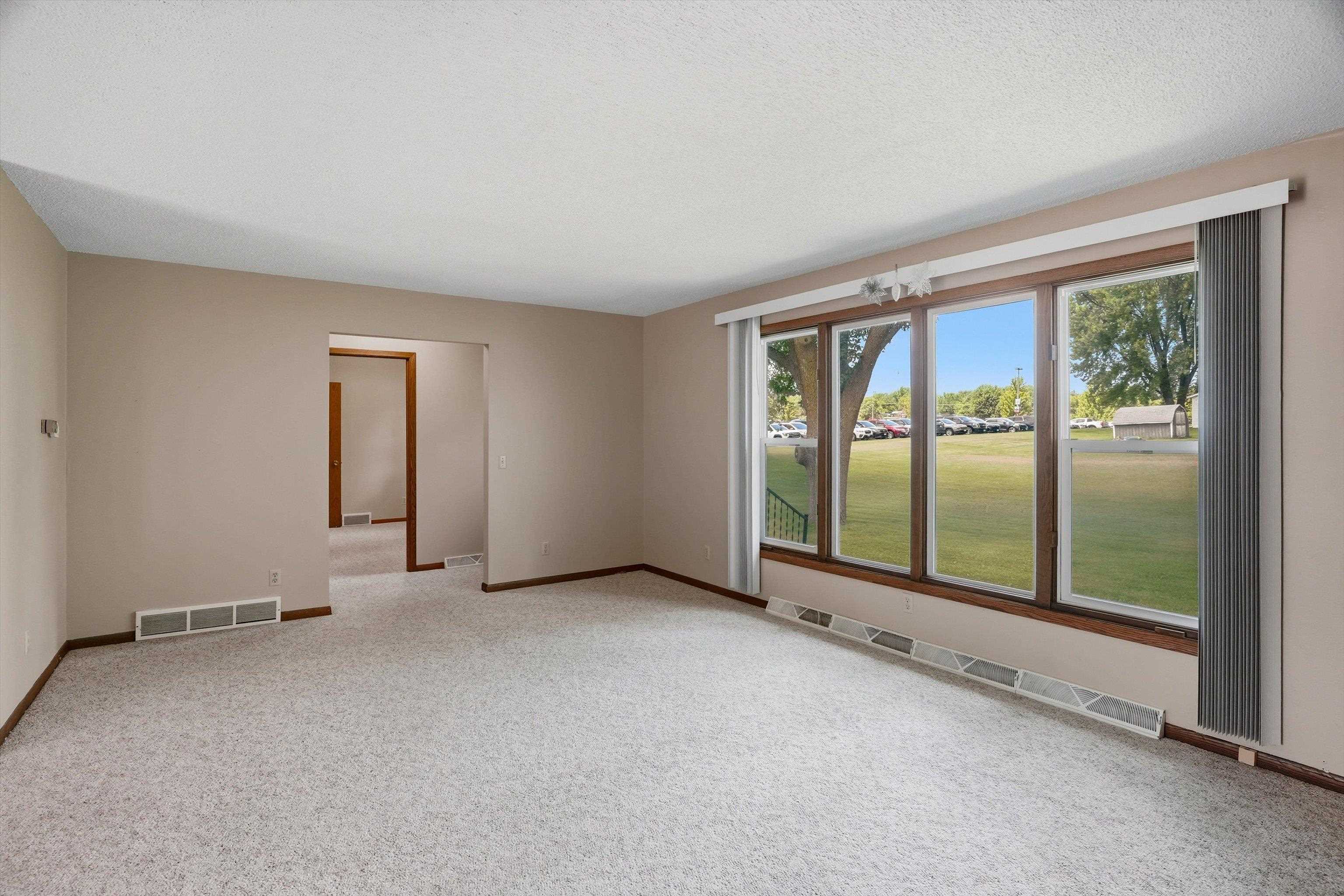 1010 N WALNUT AVENUE, Marshfield, Wisconsin 54449, 4 Bedrooms Bedrooms, ,1 BathroomBathrooms,Residential,For Sale,1010 N WALNUT AVENUE,22603401