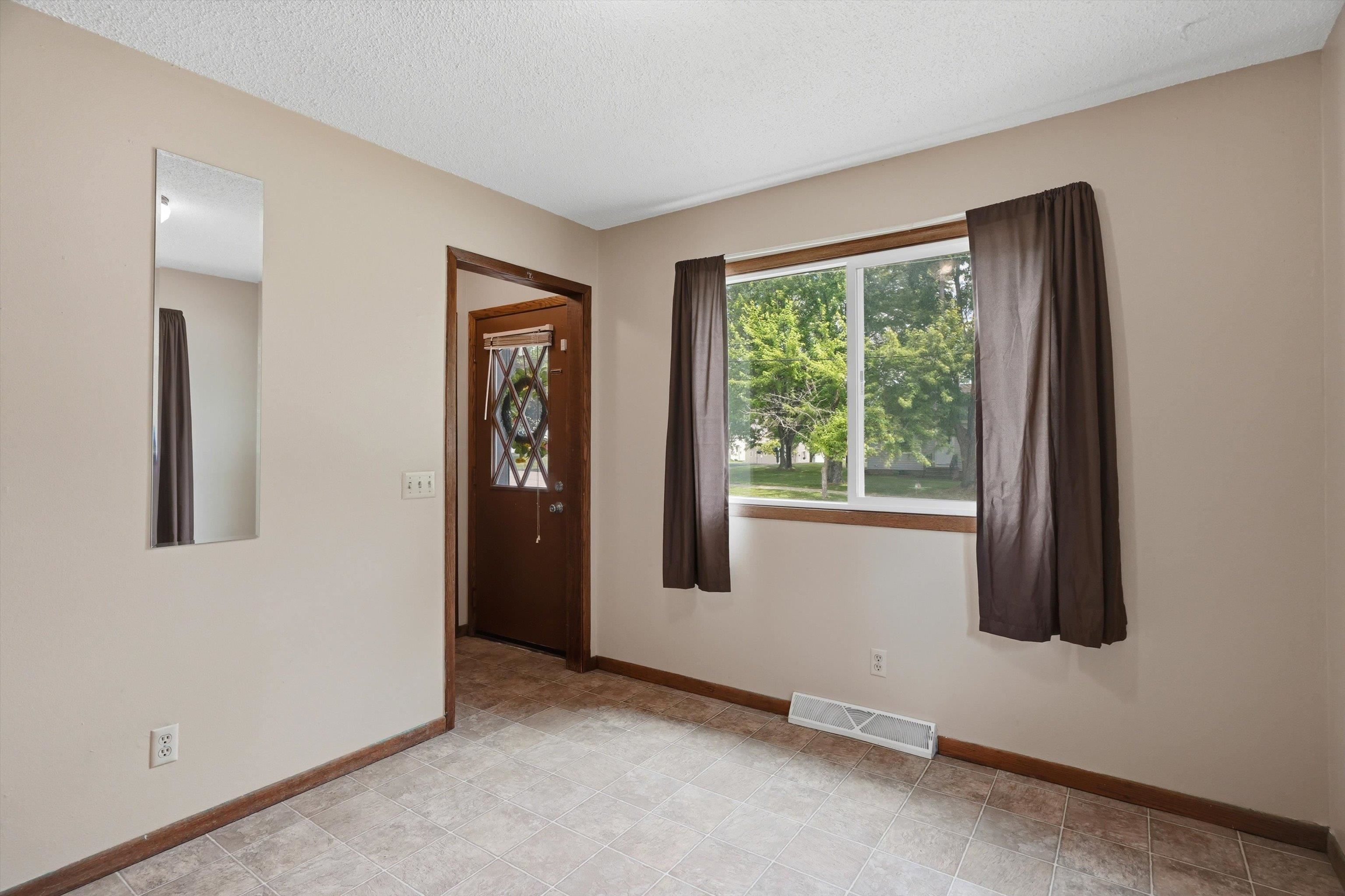 1010 N WALNUT AVENUE, Marshfield, Wisconsin 54449, 4 Bedrooms Bedrooms, ,1 BathroomBathrooms,Residential,For Sale,1010 N WALNUT AVENUE,22603401