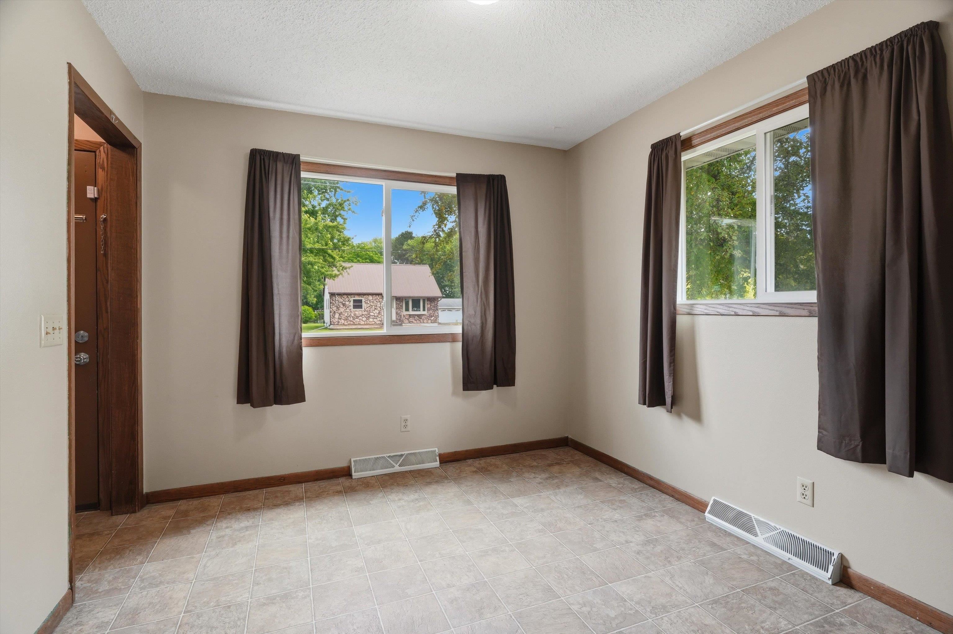1010 N WALNUT AVENUE, Marshfield, Wisconsin 54449, 4 Bedrooms Bedrooms, ,1 BathroomBathrooms,Residential,For Sale,1010 N WALNUT AVENUE,22603401