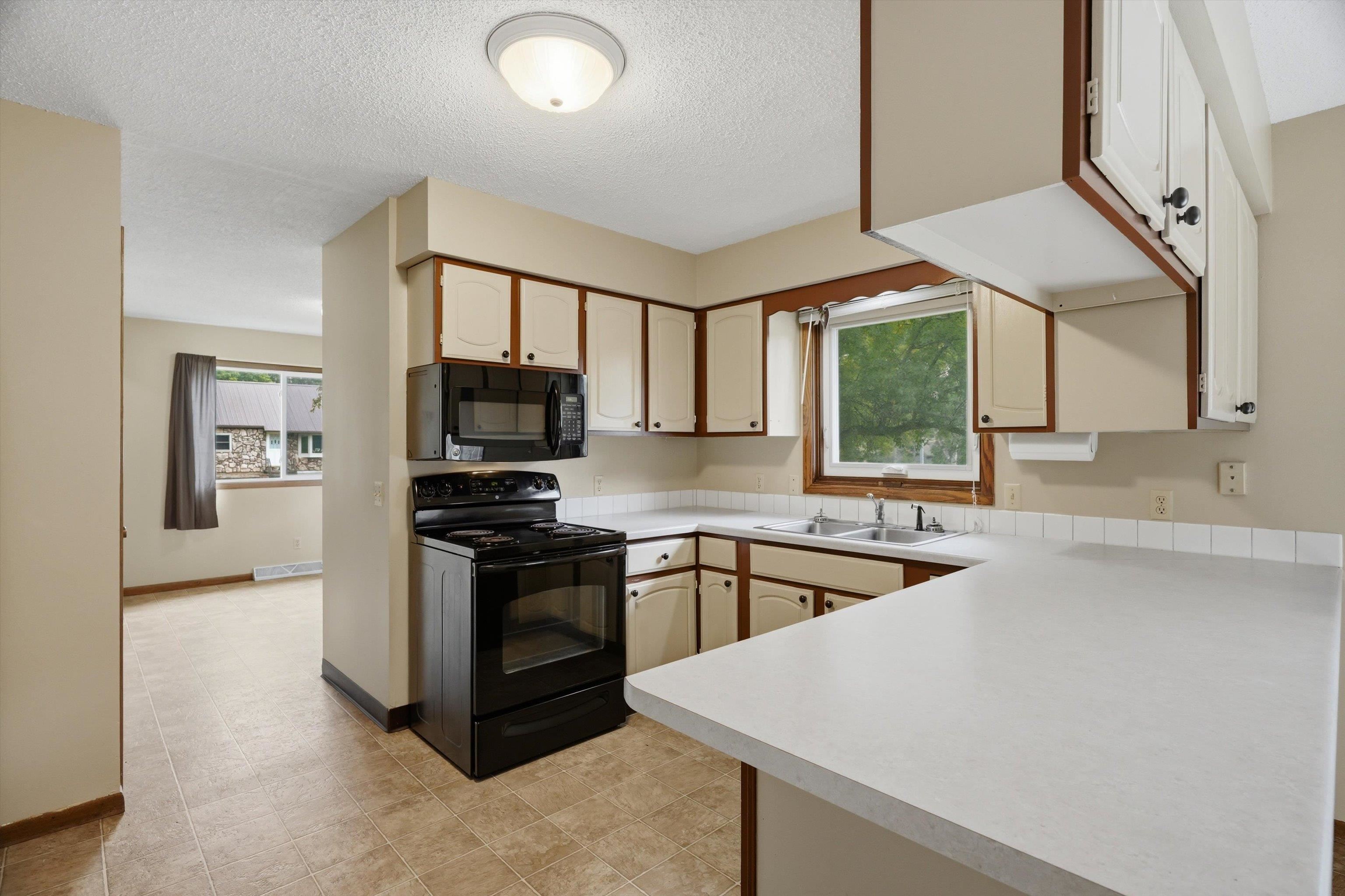 1010 N WALNUT AVENUE, Marshfield, Wisconsin 54449, 4 Bedrooms Bedrooms, ,1 BathroomBathrooms,Residential,For Sale,1010 N WALNUT AVENUE,22603401