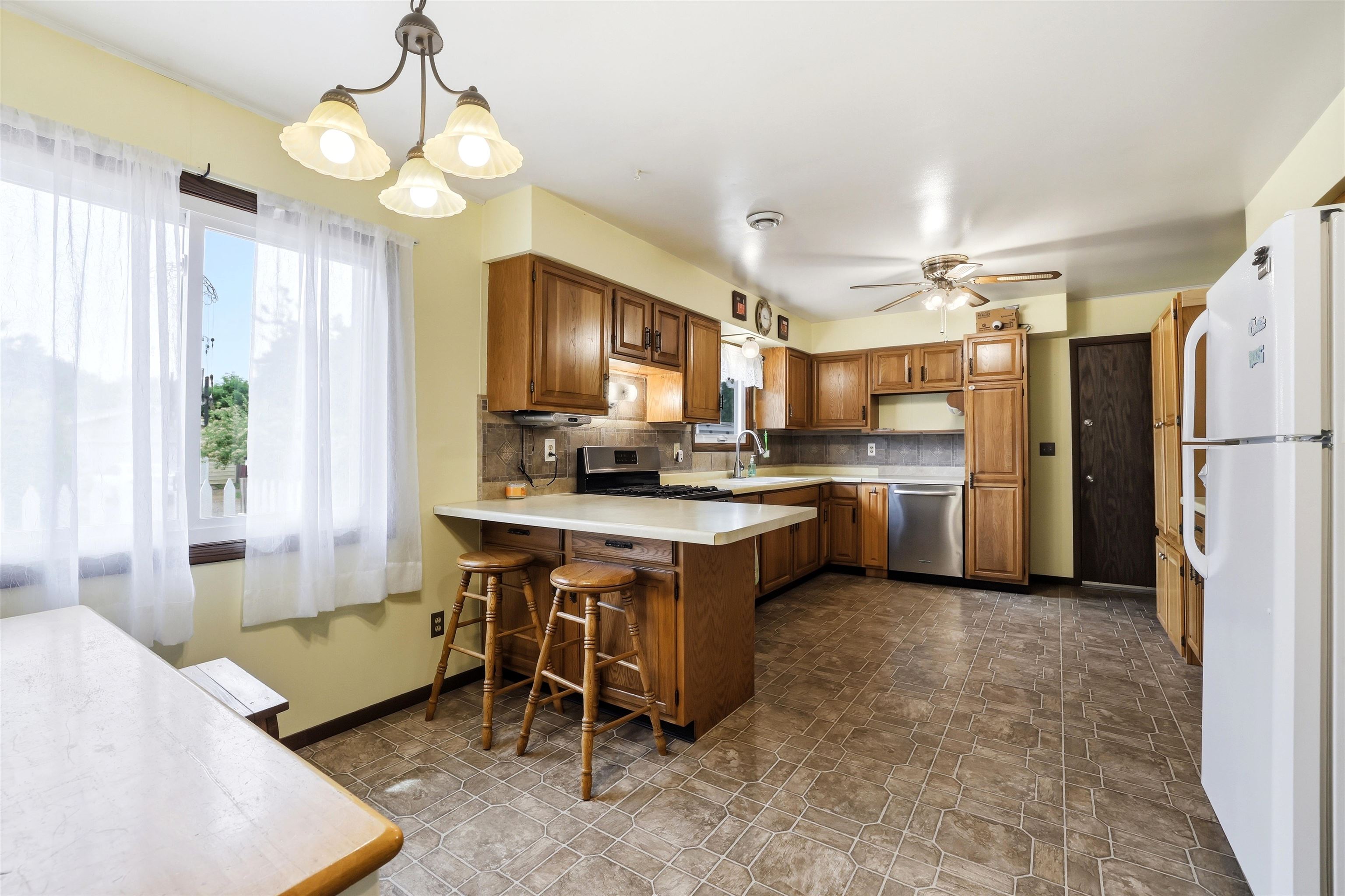 500 W WILSON AVENUE, Stevens Point, Wisconsin 54481, 5 Bedrooms Bedrooms, ,2 BathroomsBathrooms,Residential,For Sale,500 W WILSON AVENUE,22603522