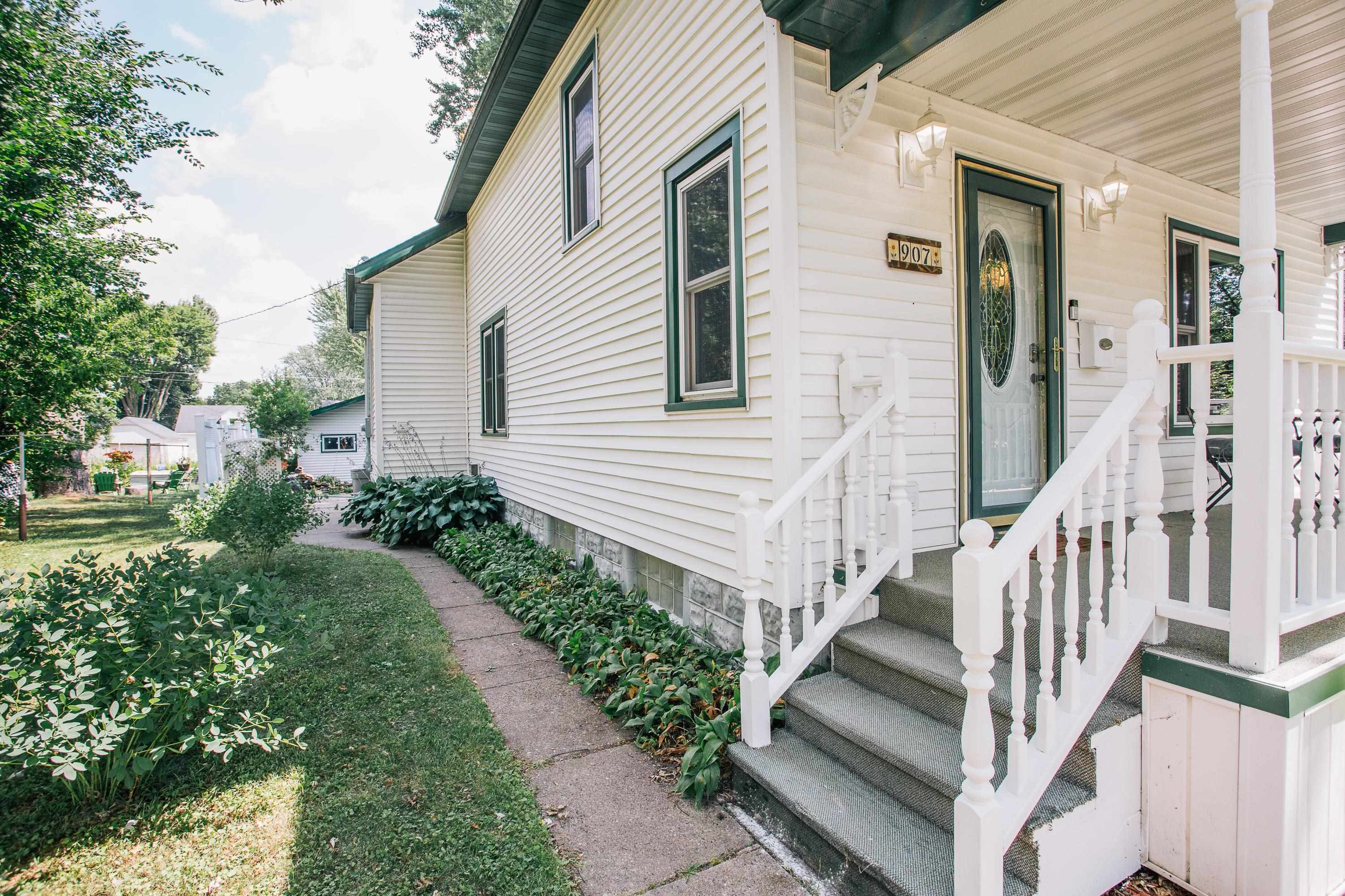 907 S VINE AVENUE, Marshfield, Wisconsin 54449, 2 Bedrooms Bedrooms, ,1 BathroomBathrooms,Residential,For Sale,907 S VINE AVENUE,22603569