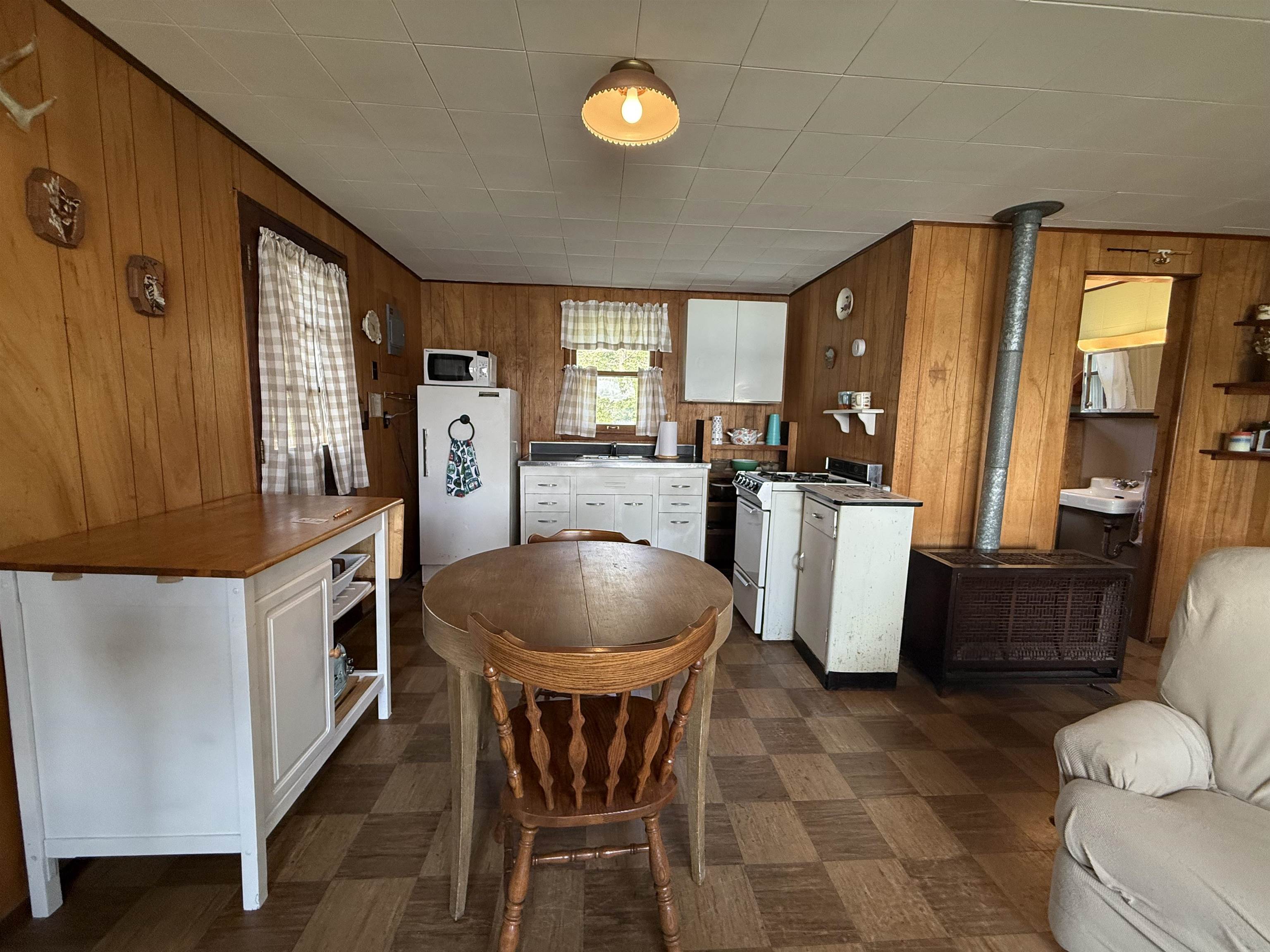 10379 NORTH LAKE ROAD, Amherst Junction, Wisconsin 54407, 2 Bedrooms Bedrooms, ,1 BathroomBathrooms,Residential,For Sale,10379 NORTH LAKE ROAD,22603635