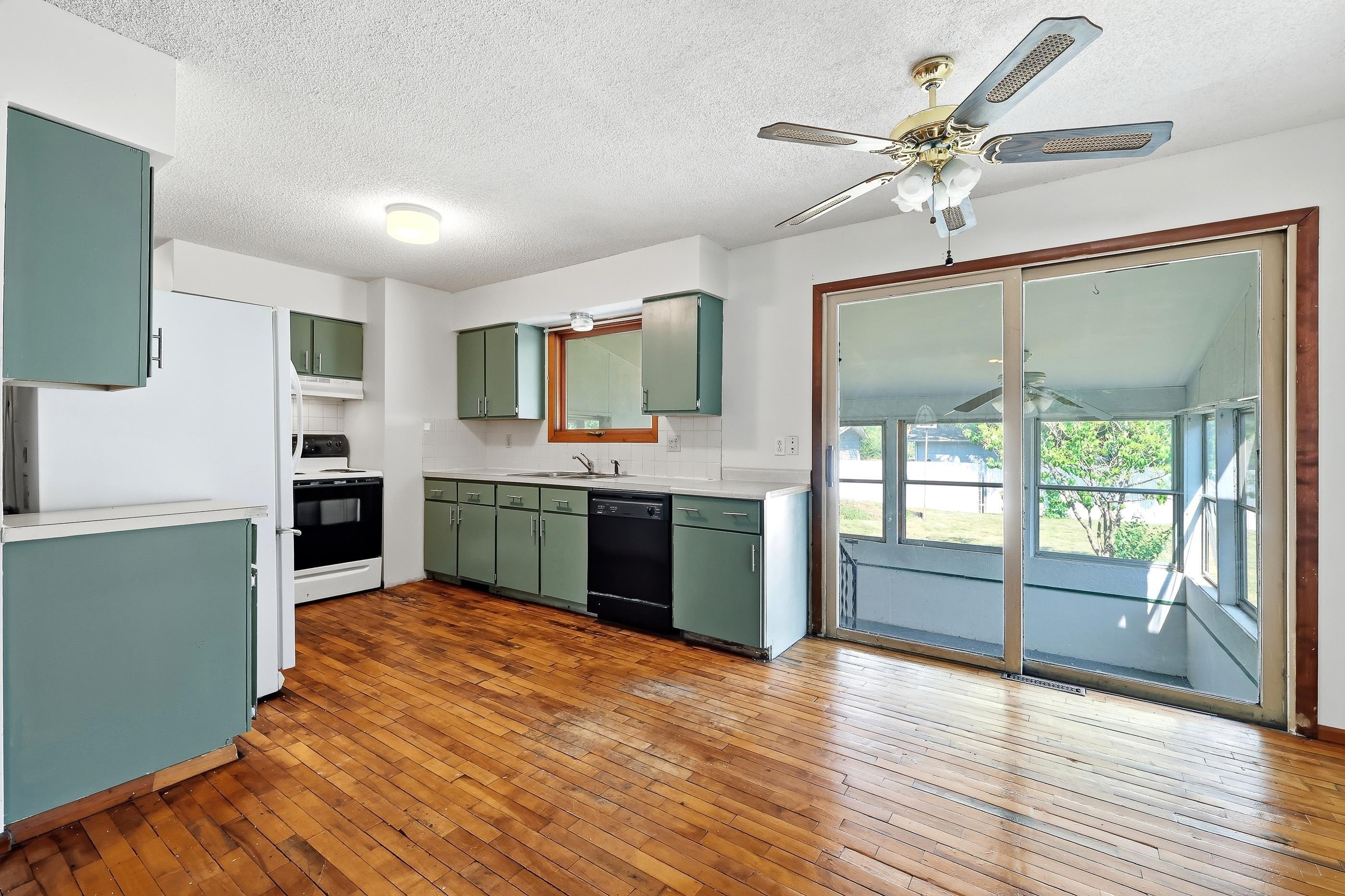 3279 LINDBERGH AVENUE, Stevens Point, Wisconsin 54481, 3 Bedrooms Bedrooms, ,2 BathroomsBathrooms,Residential,For Sale,3279 LINDBERGH AVENUE,22603637