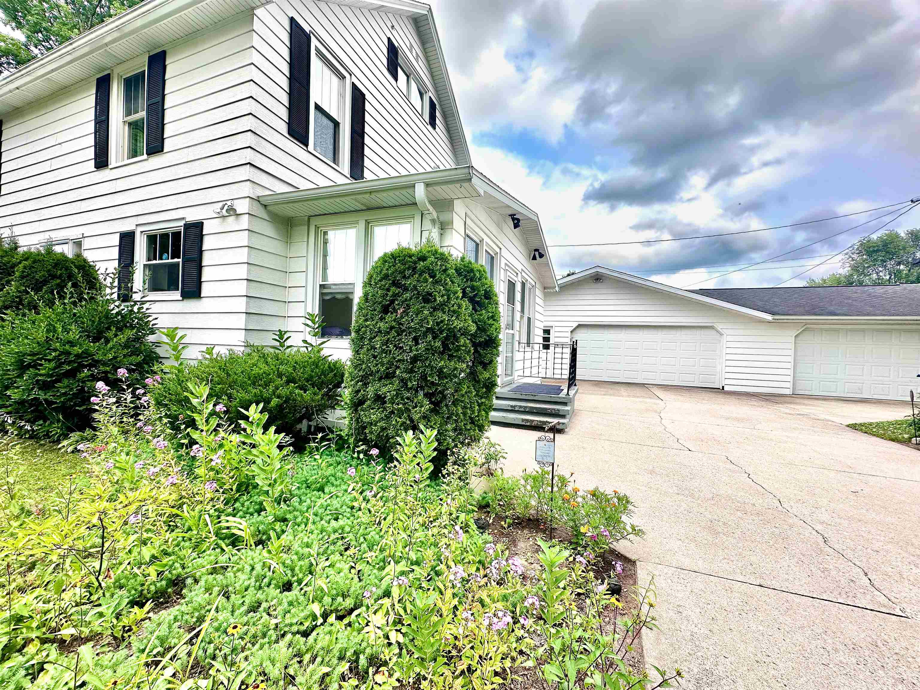 404 BRUCE STREET, New London, Wisconsin 54961, 3 Bedrooms Bedrooms, ,2 BathroomsBathrooms,Residential,For Sale,404 BRUCE STREET,22603674