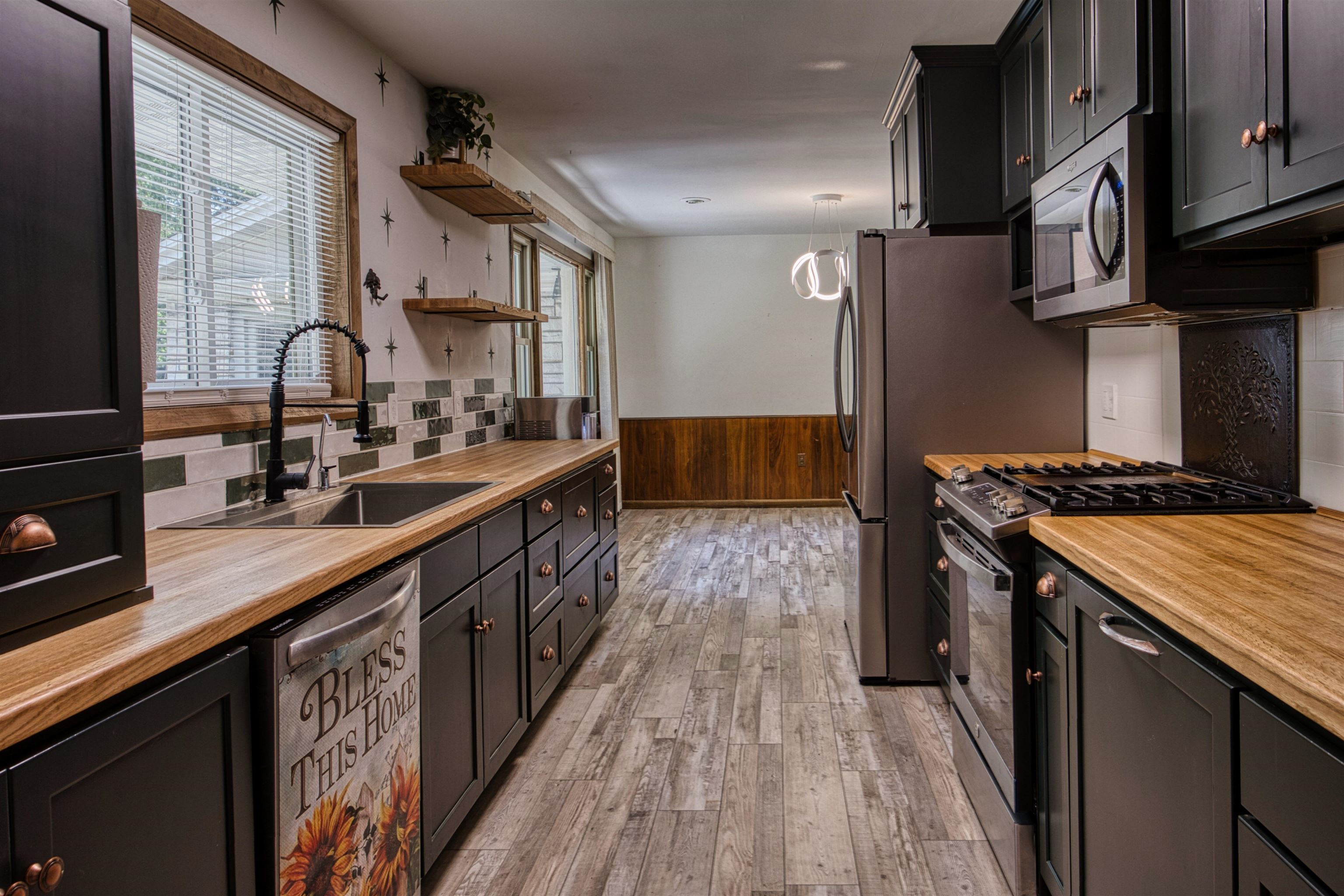 700 E RIVERSIDE AVENUE, Merrill, Wisconsin 54452, 5 Bedrooms Bedrooms, ,4 BathroomsBathrooms,Residential,For Sale,700 E RIVERSIDE AVENUE,22603749