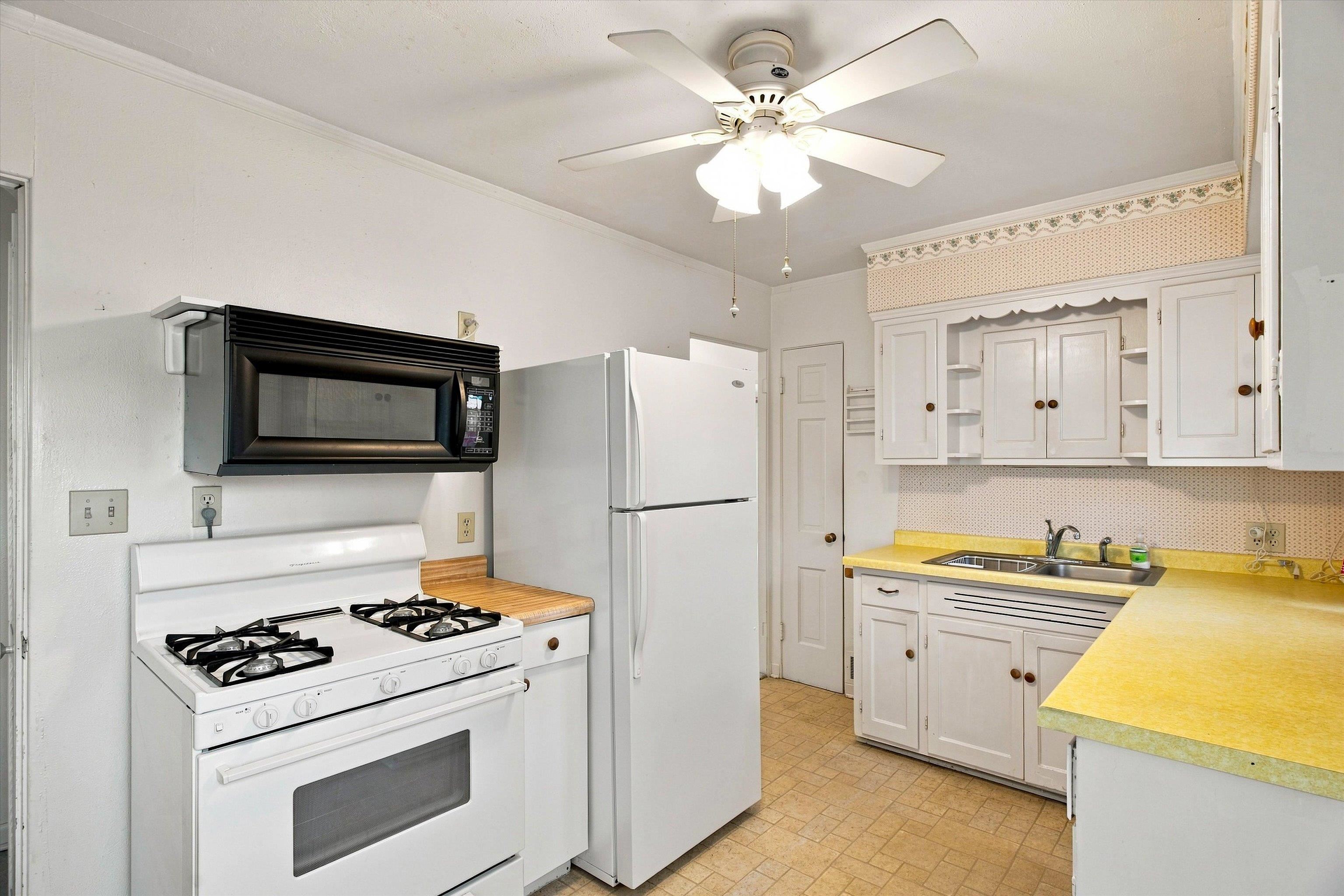 201 W DOEGE STREET, Marshfield, Wisconsin 54449, 3 Bedrooms Bedrooms, ,2 BathroomsBathrooms,Residential,For Sale,201 W DOEGE STREET,22603848