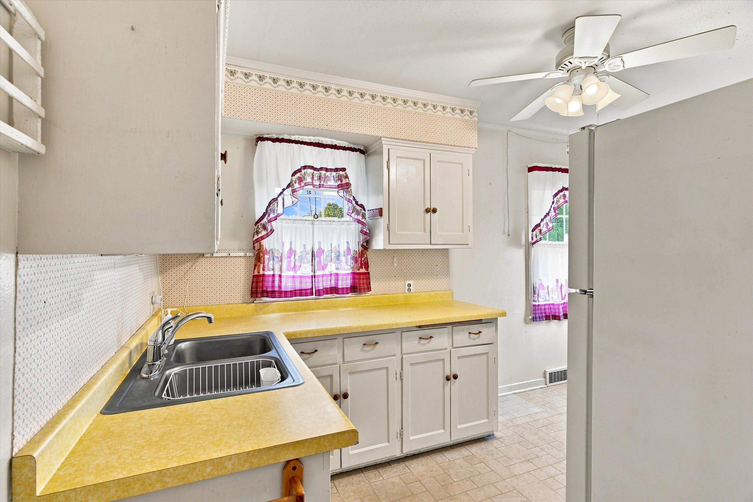 201 W DOEGE STREET, Marshfield, Wisconsin 54449, 3 Bedrooms Bedrooms, ,2 BathroomsBathrooms,Residential,For Sale,201 W DOEGE STREET,22603848