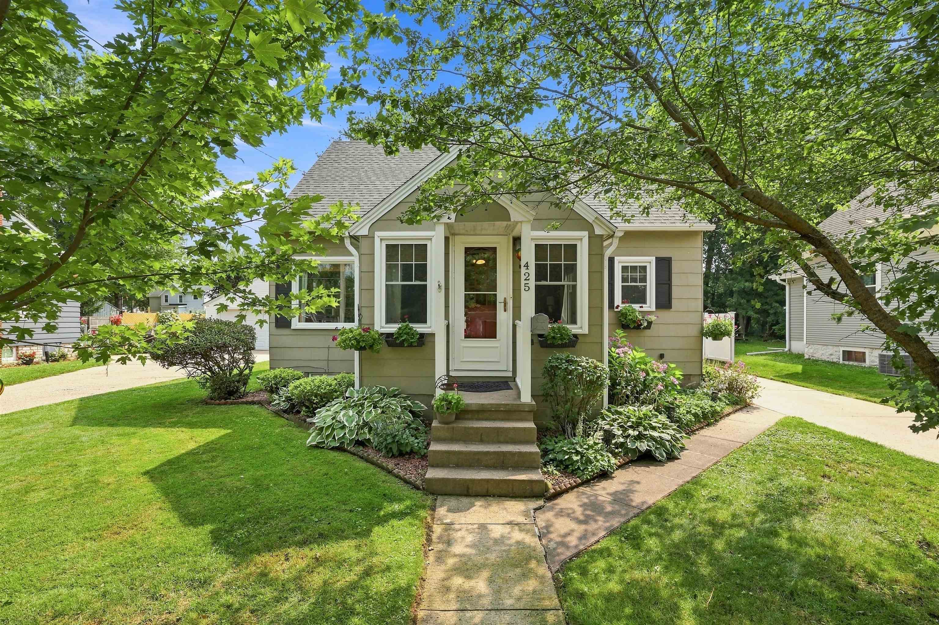 425 MEADOW STREET, Stevens Point, Wisconsin 54481, 4 Bedrooms Bedrooms, ,1 BathroomBathrooms,Residential,For Sale,425 MEADOW STREET,22603911