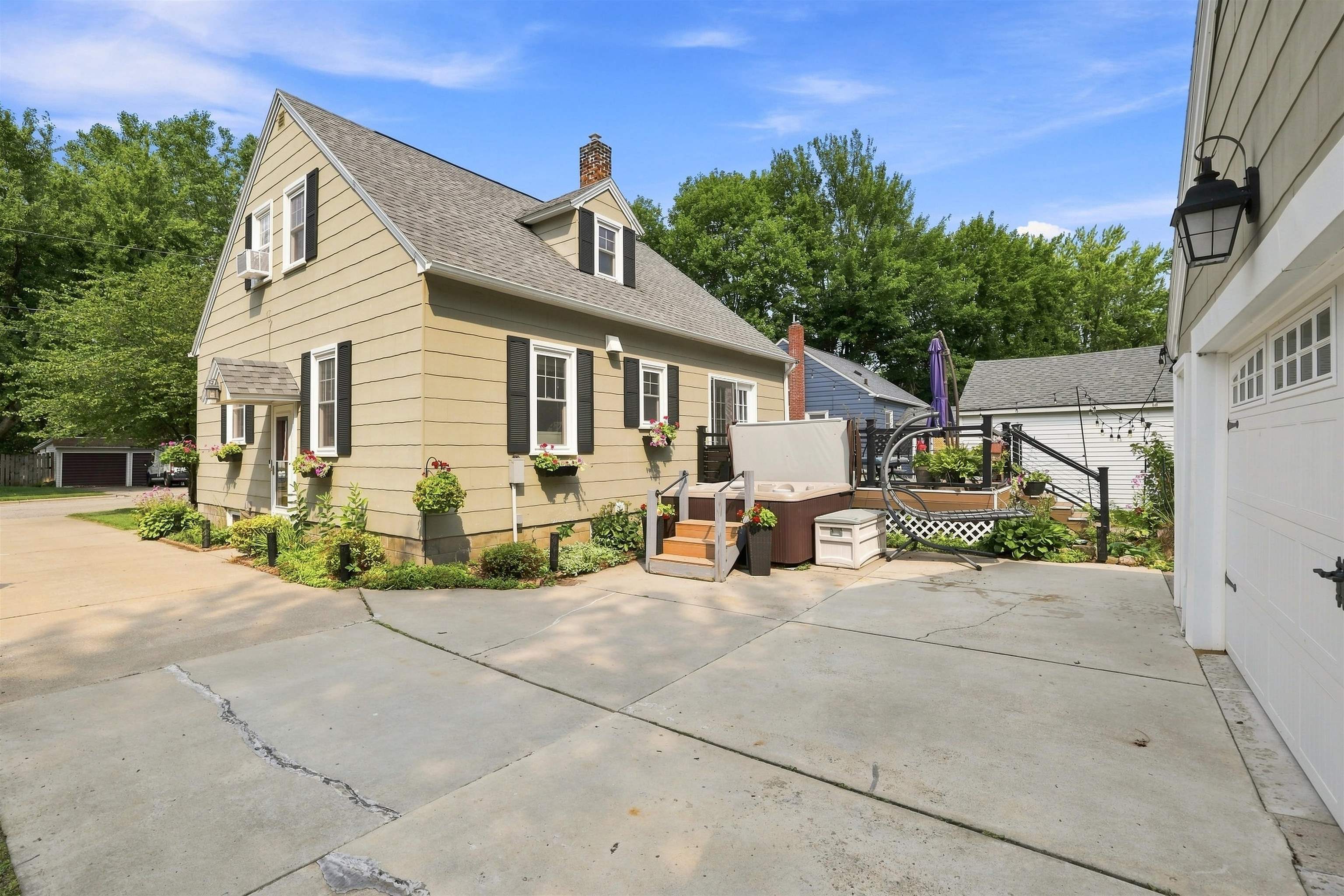 425 MEADOW STREET, Stevens Point, Wisconsin 54481, 4 Bedrooms Bedrooms, ,1 BathroomBathrooms,Residential,For Sale,425 MEADOW STREET,22603911