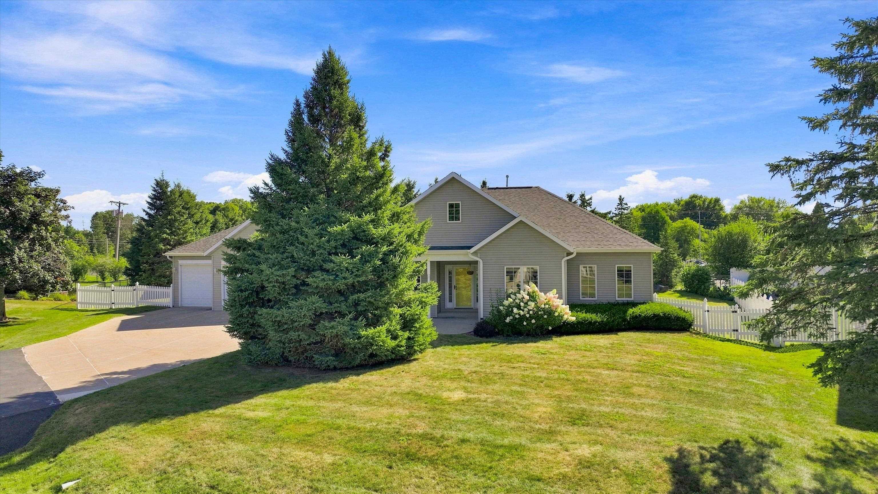 1109 S LOCUST AVENUE, Marshfield, Wisconsin 54449, 3 Bedrooms Bedrooms, ,2 BathroomsBathrooms,Residential,For Sale,1109 S LOCUST AVENUE,22604077