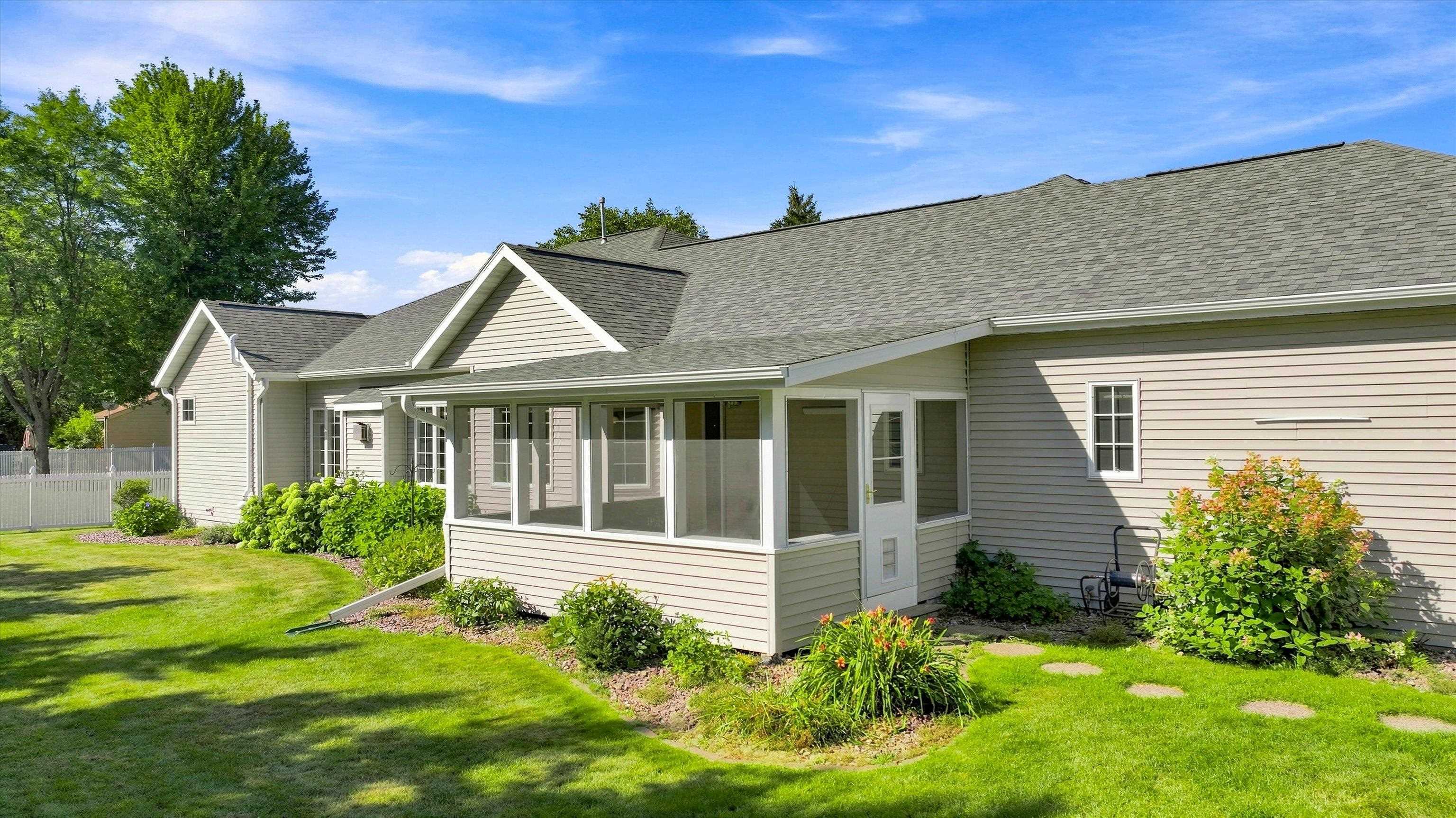 1109 S LOCUST AVENUE, Marshfield, Wisconsin 54449, 3 Bedrooms Bedrooms, ,2 BathroomsBathrooms,Residential,For Sale,1109 S LOCUST AVENUE,22604077