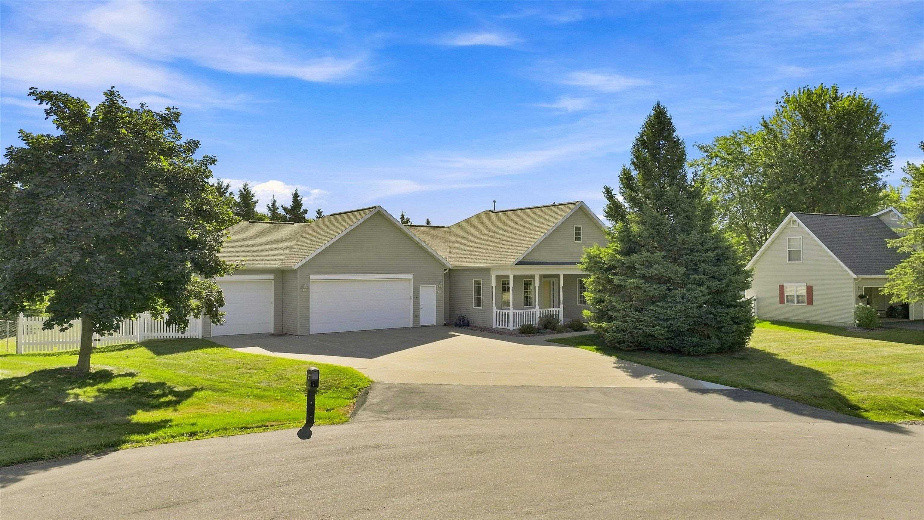 1109 S LOCUST AVENUE, Marshfield, Wisconsin 54449, 3 Bedrooms Bedrooms, ,2 BathroomsBathrooms,Residential,For Sale,1109 S LOCUST AVENUE,22604077
