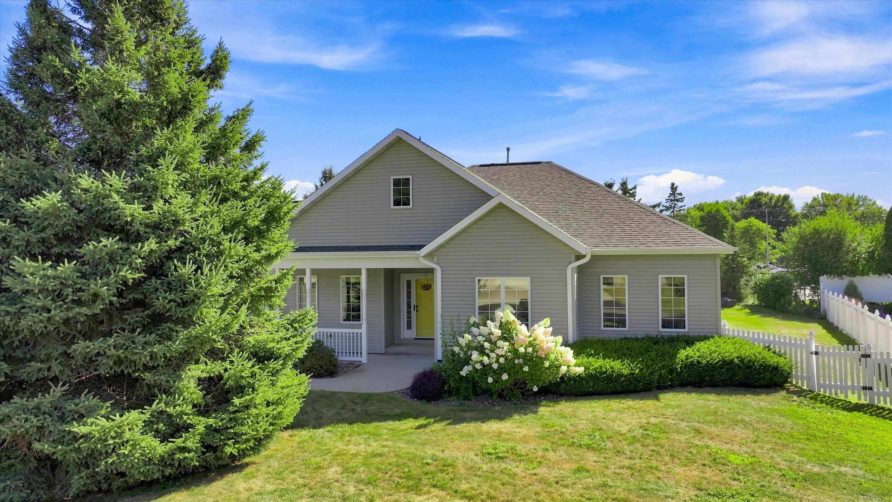 1109 S LOCUST AVENUE, Marshfield, Wisconsin 54449, 3 Bedrooms Bedrooms, ,2 BathroomsBathrooms,Residential,For Sale,1109 S LOCUST AVENUE,22604077