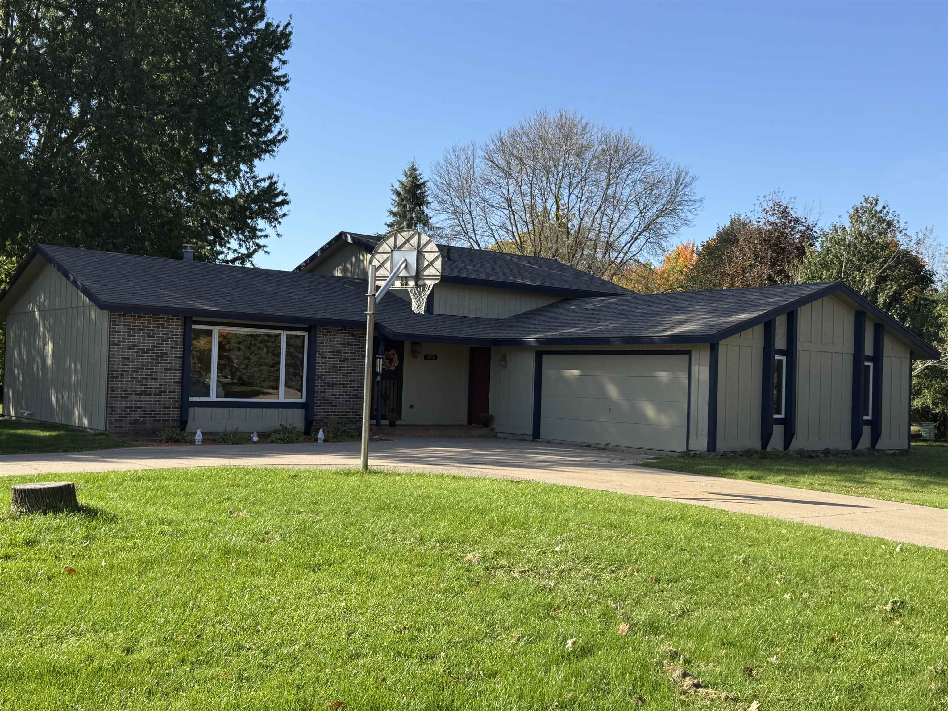 1200 E 21ST STREET, Marshfield, Wisconsin 54449, 3 Bedrooms Bedrooms, ,2 BathroomsBathrooms,Residential,For Sale,1200 E 21ST STREET,22604229