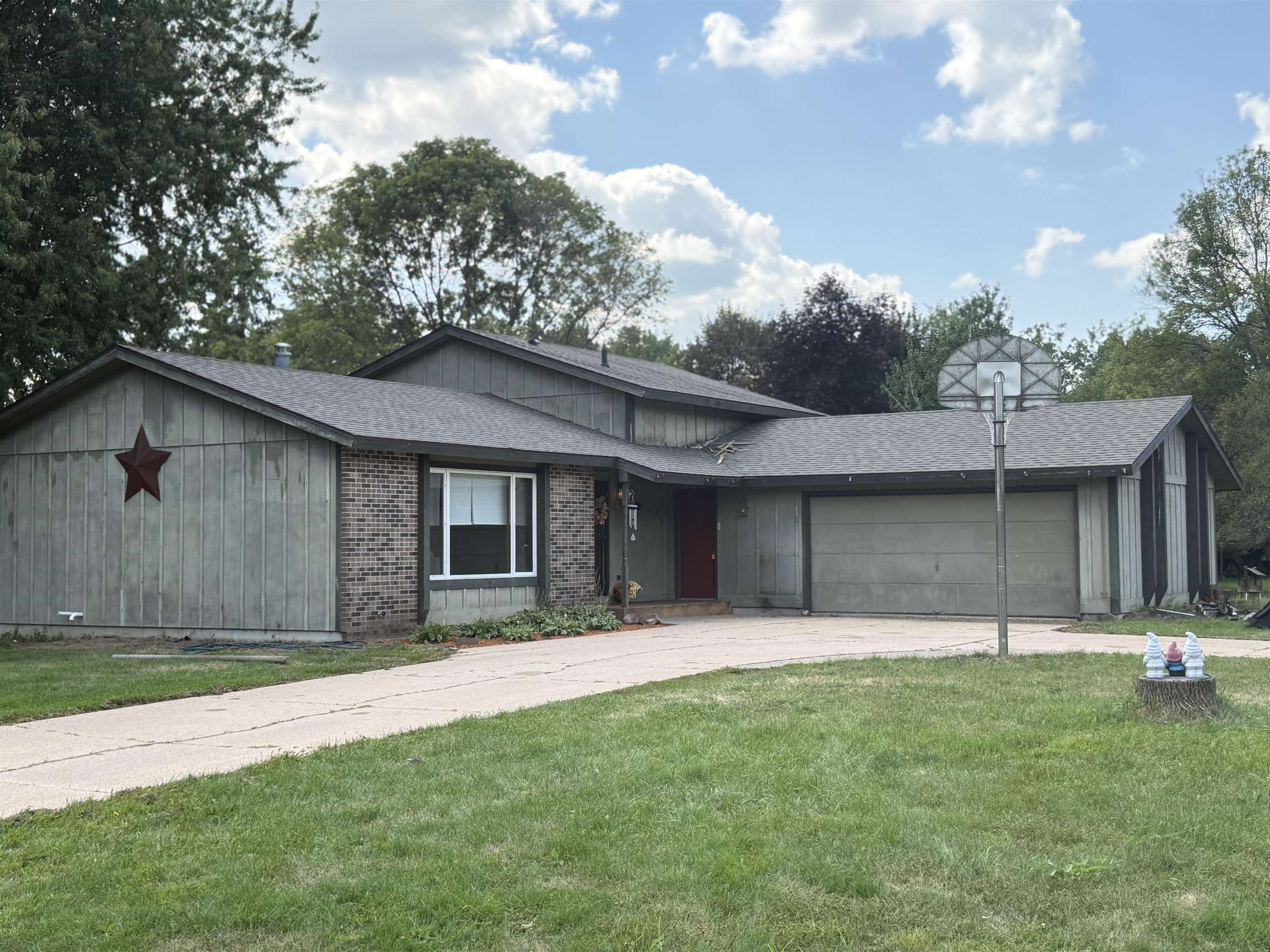 1200 E 21ST STREET, Marshfield, Wisconsin 54449, 3 Bedrooms Bedrooms, ,2 BathroomsBathrooms,Residential,For Sale,1200 E 21ST STREET,22604229