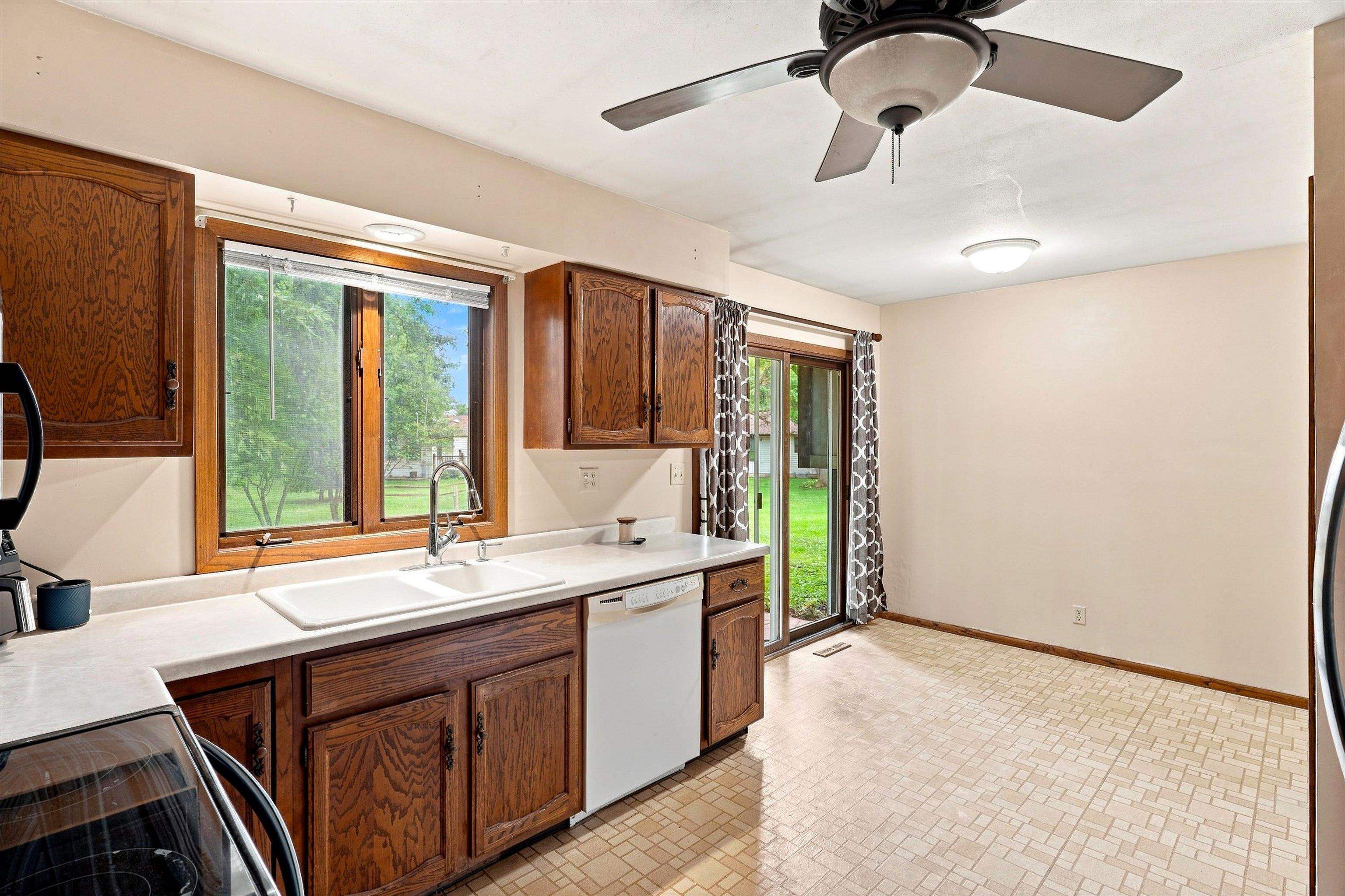 1200 E 21ST STREET, Marshfield, Wisconsin 54449, 3 Bedrooms Bedrooms, ,2 BathroomsBathrooms,Residential,For Sale,1200 E 21ST STREET,22604229