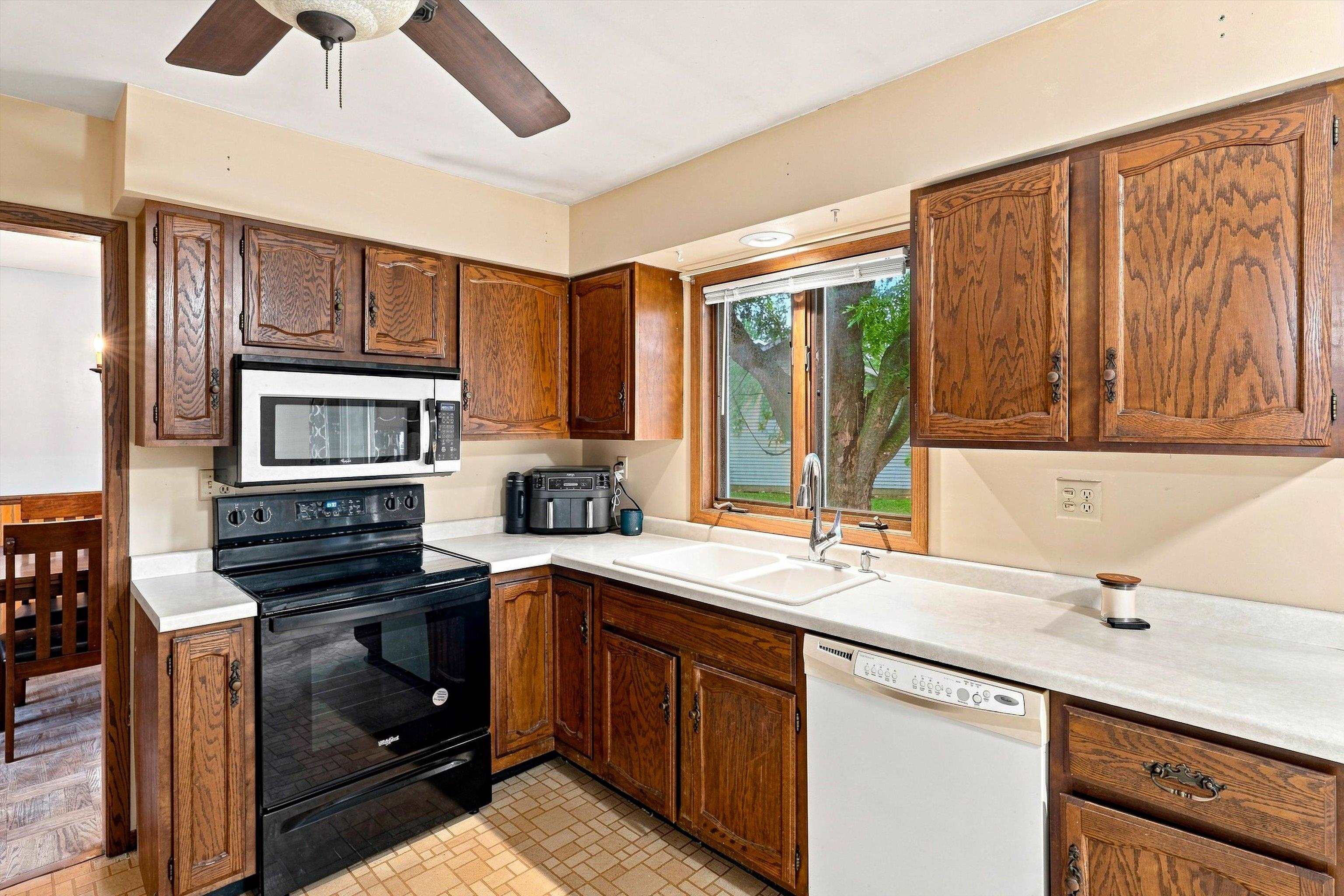 1200 E 21ST STREET, Marshfield, Wisconsin 54449, 3 Bedrooms Bedrooms, ,2 BathroomsBathrooms,Residential,For Sale,1200 E 21ST STREET,22604229