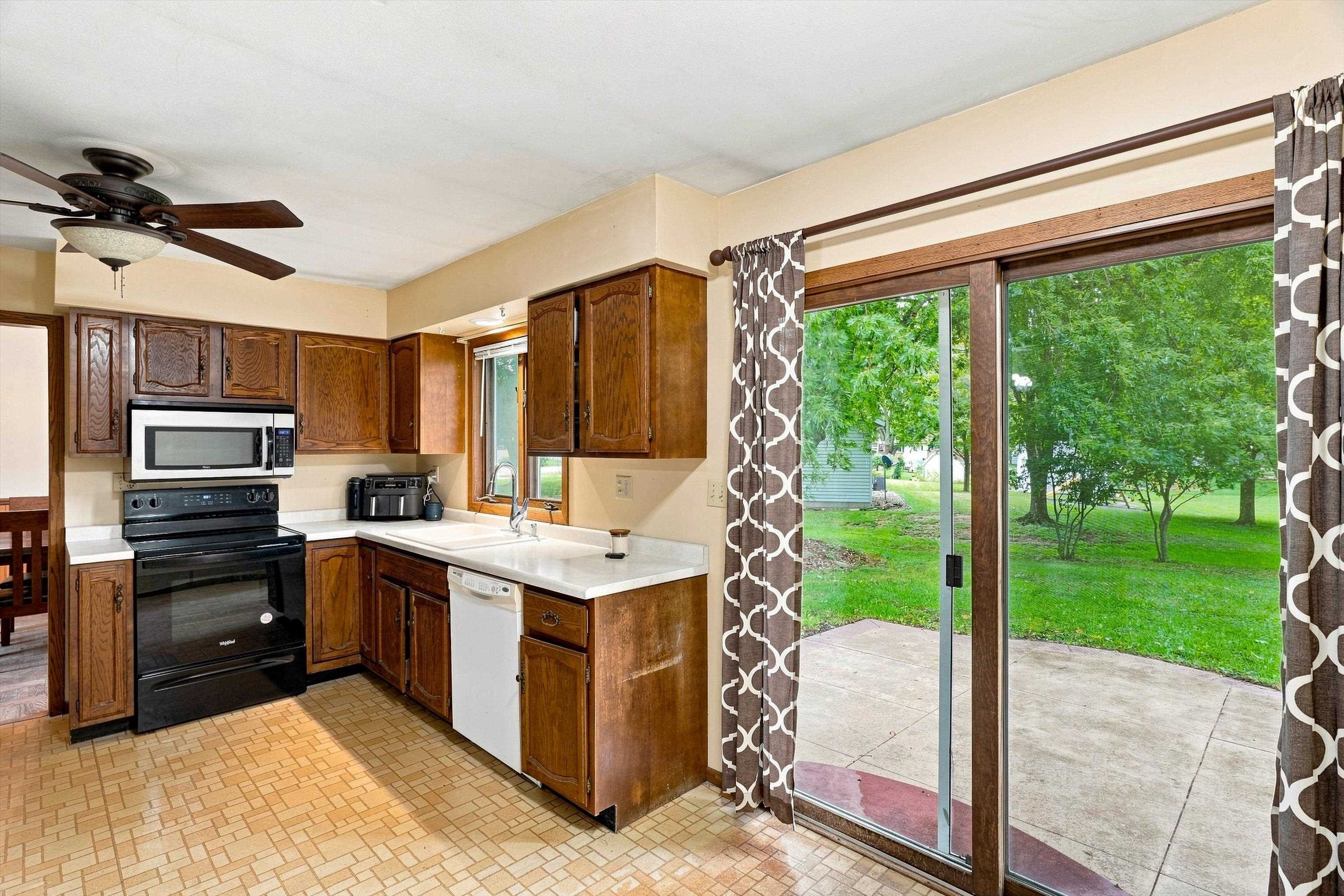 1200 E 21ST STREET, Marshfield, Wisconsin 54449, 3 Bedrooms Bedrooms, ,2 BathroomsBathrooms,Residential,For Sale,1200 E 21ST STREET,22604229