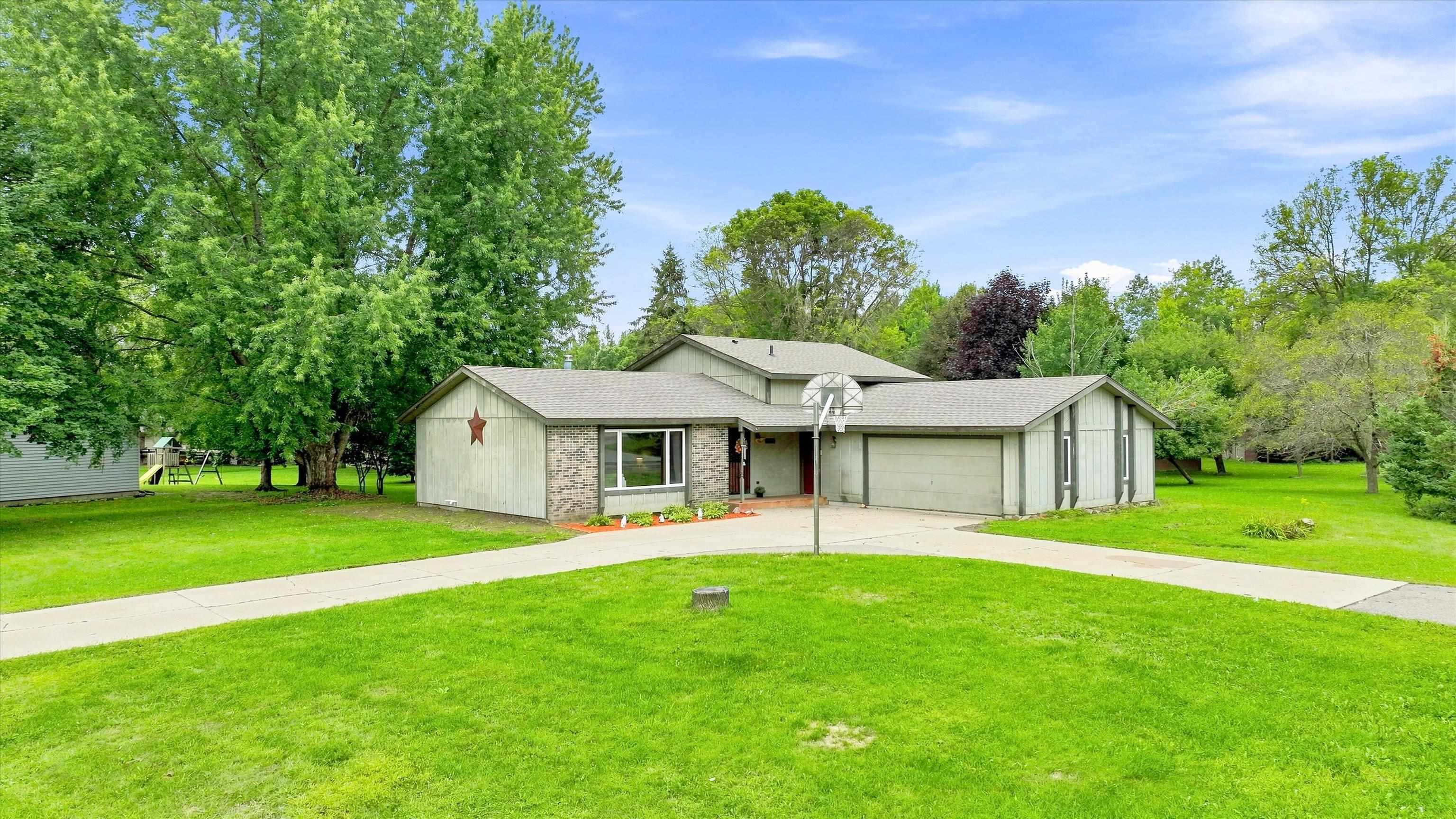 1200 E 21ST STREET, Marshfield, Wisconsin 54449, 3 Bedrooms Bedrooms, ,2 BathroomsBathrooms,Residential,For Sale,1200 E 21ST STREET,22604229