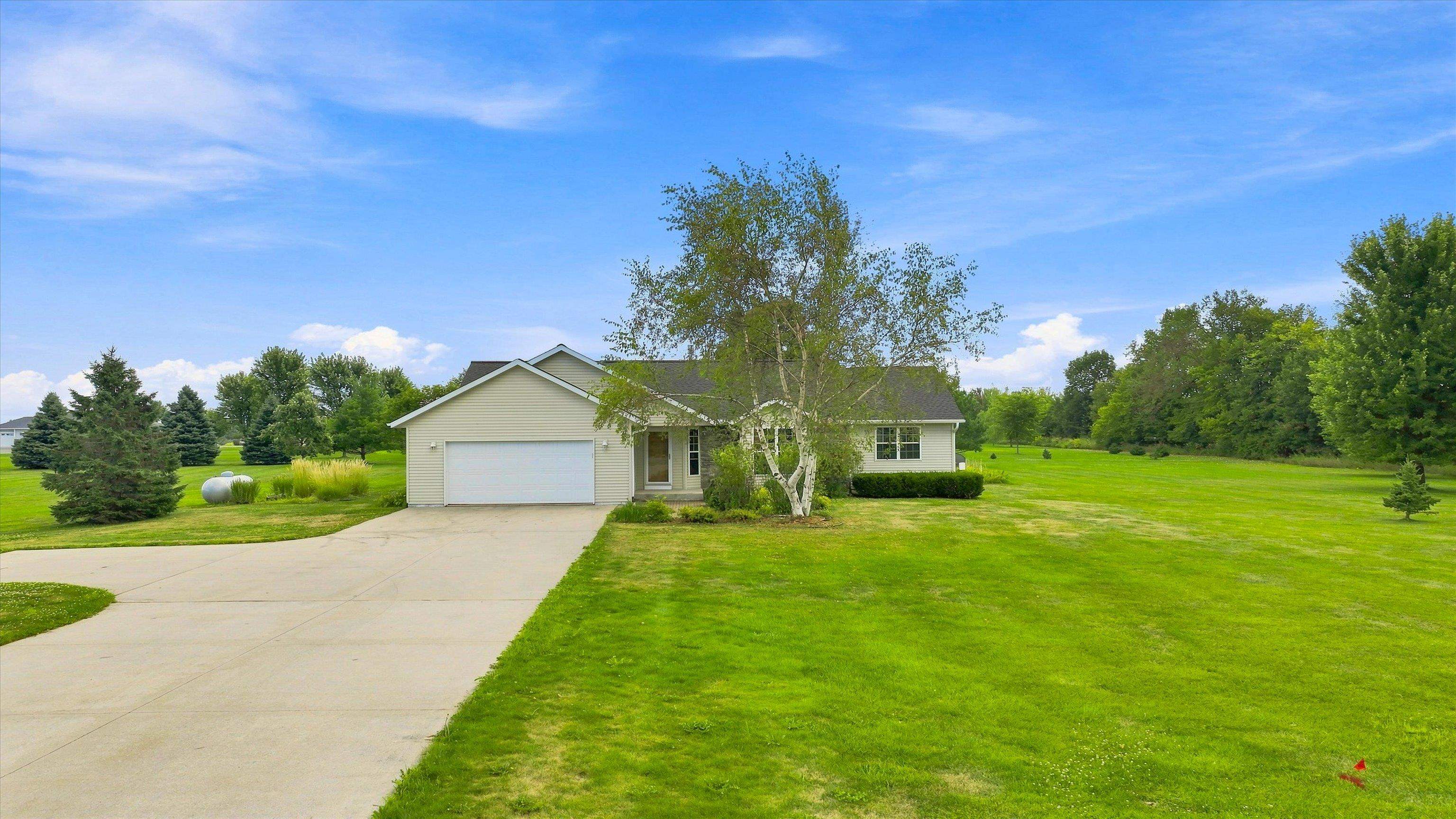 10585 COUNTY ROAD Y, Marshfield, Wisconsin 54449, 3 Bedrooms Bedrooms, ,3 BathroomsBathrooms,Residential,For Sale,10585 COUNTY ROAD Y,22604239