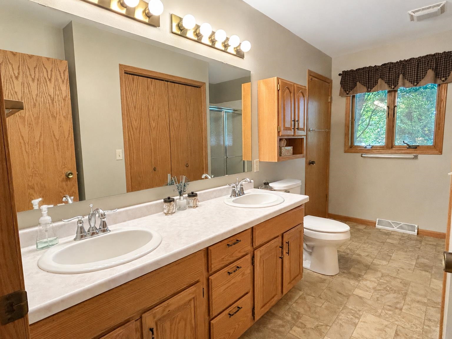 600 W 11TH STREET, Marshfield, Wisconsin 54449, 3 Bedrooms Bedrooms, ,2 BathroomsBathrooms,Residential,For Sale,600 W 11TH STREET,22604272