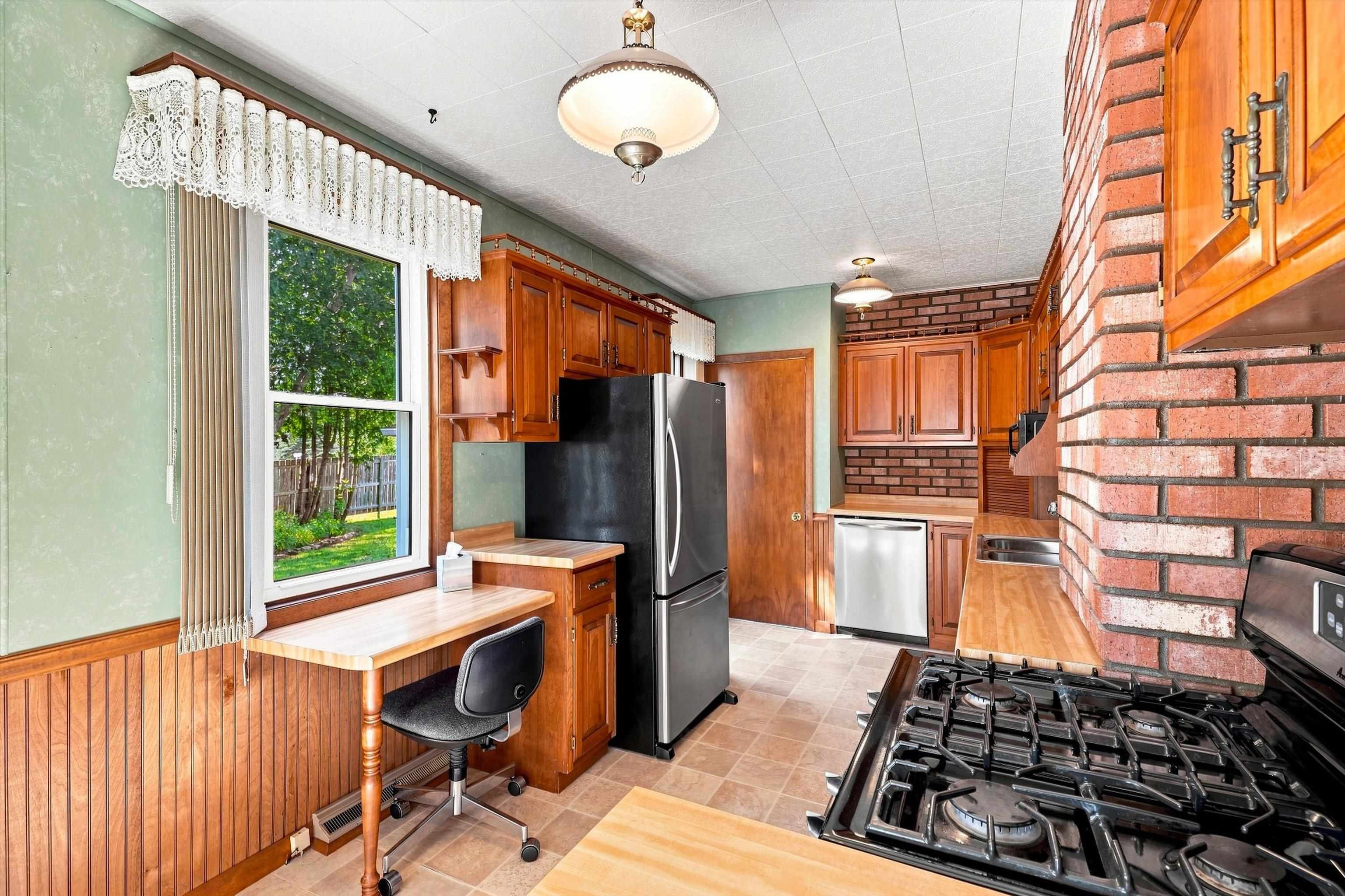 208 N WOOD AVENUE, Marshfield, Wisconsin 54449, 4 Bedrooms Bedrooms, ,1 BathroomBathrooms,Residential,For Sale,208 N WOOD AVENUE,22604322