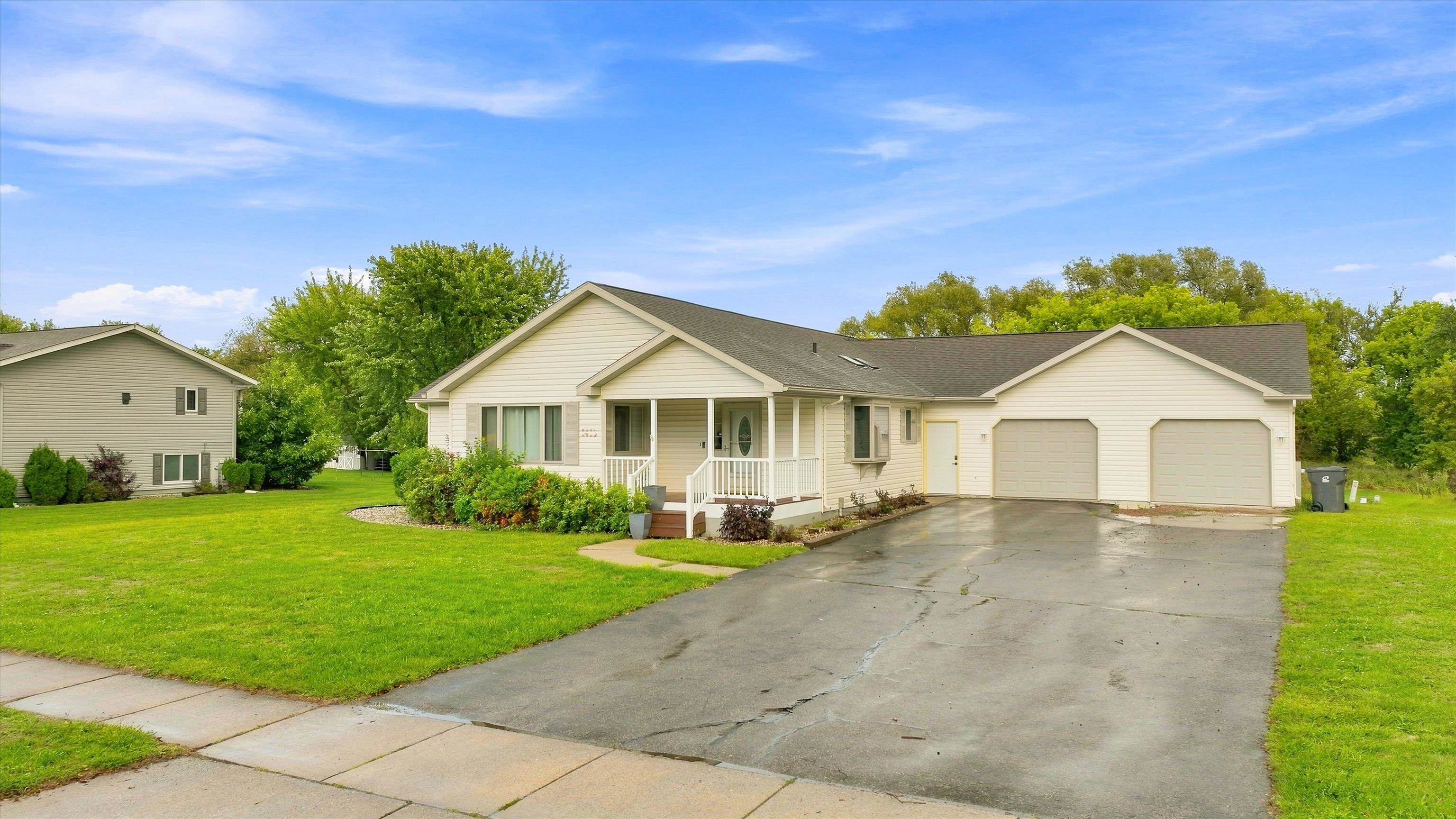 1413 S WASHINGTON AVENUE, Marshfield, Wisconsin 54449, 3 Bedrooms Bedrooms, ,2 BathroomsBathrooms,Residential,For Sale,1413 S WASHINGTON AVENUE,22604402