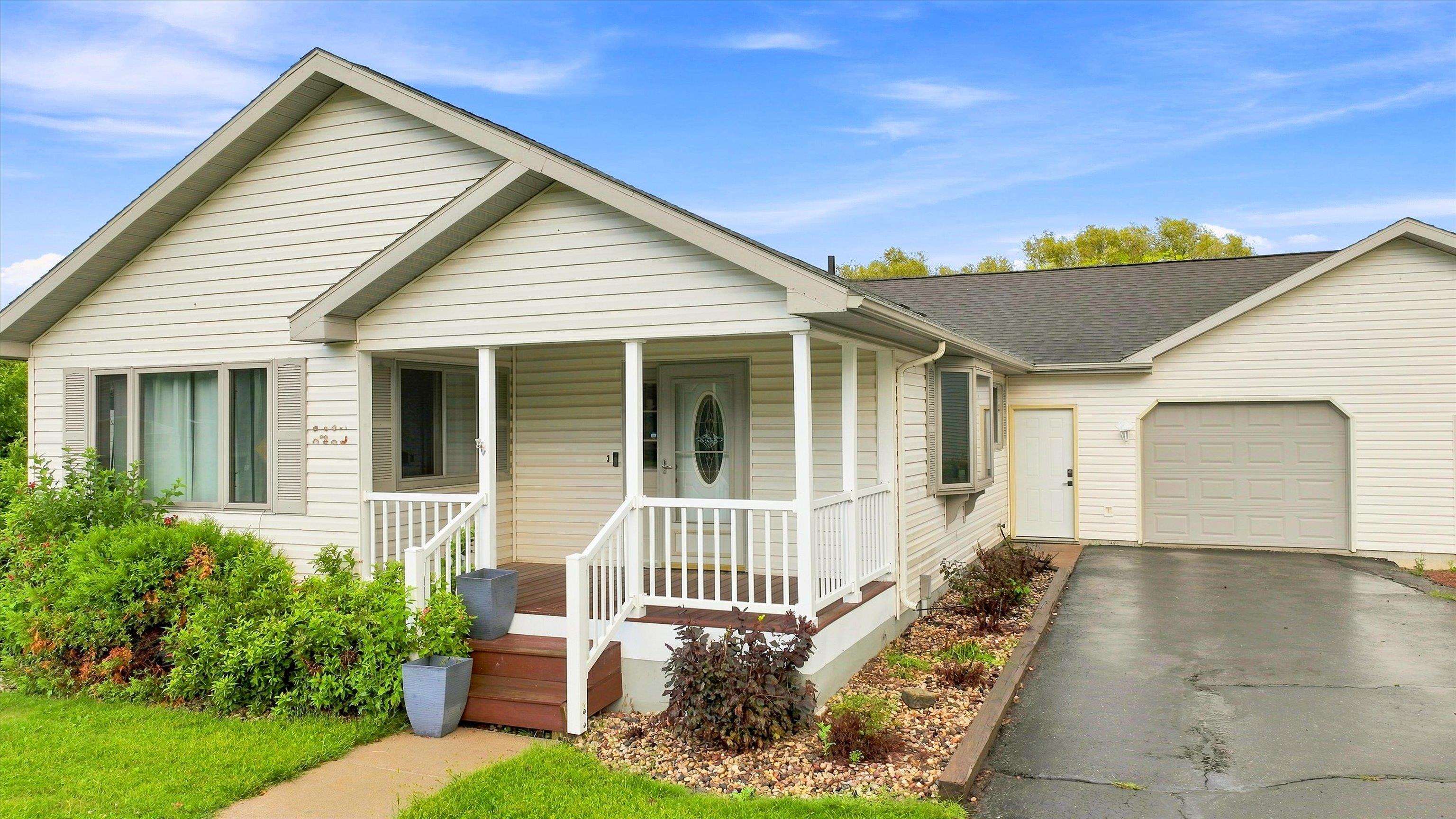 1413 S WASHINGTON AVENUE, Marshfield, Wisconsin 54449, 3 Bedrooms Bedrooms, ,2 BathroomsBathrooms,Residential,For Sale,1413 S WASHINGTON AVENUE,22604402