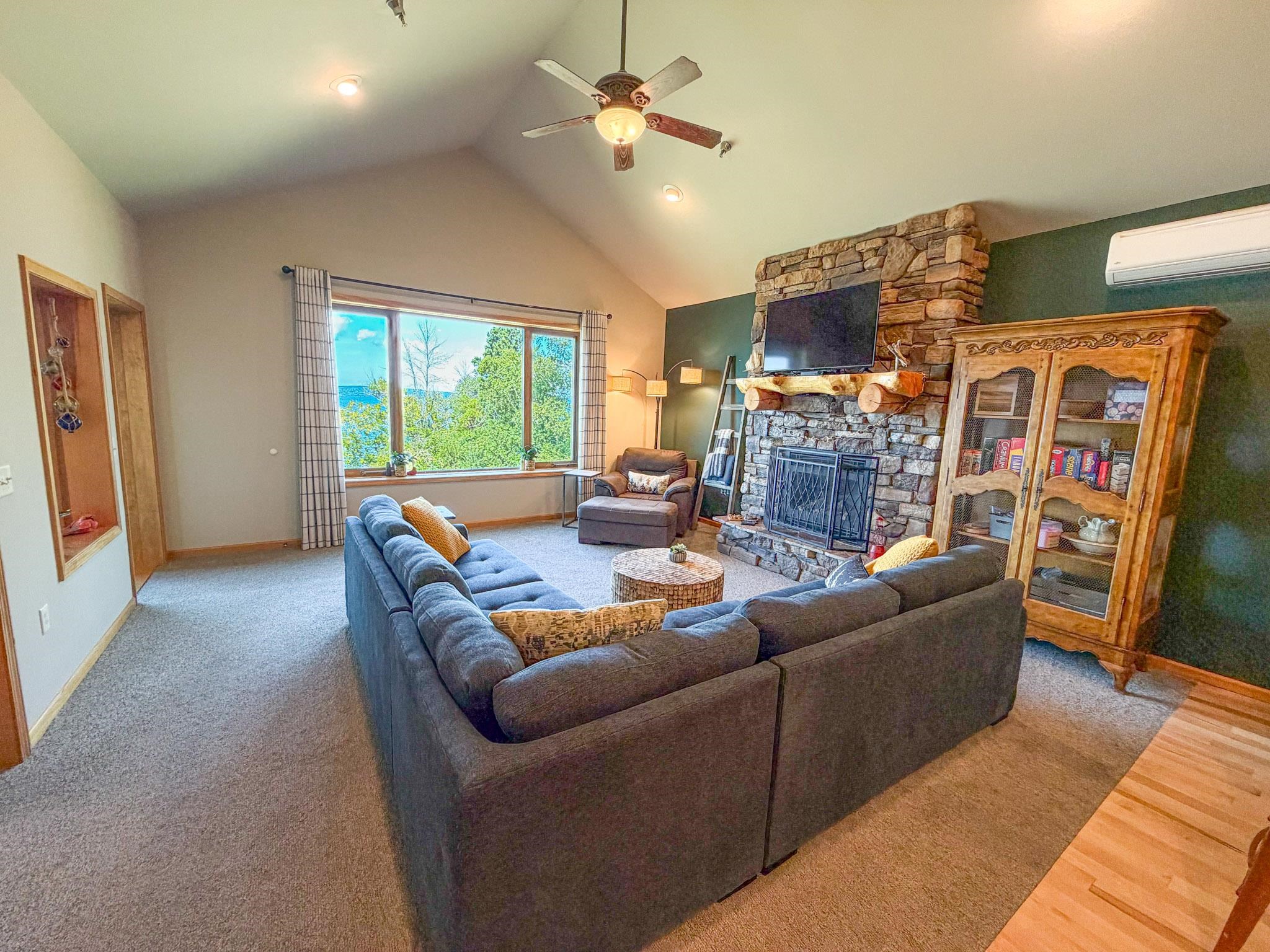 2729 LAKE SHORE DRIVE, Ashland, Wisconsin 54806, 2 Bedrooms Bedrooms, ,2 BathroomsBathrooms,Residential,For Sale,2729 LAKE SHORE DRIVE,22604405