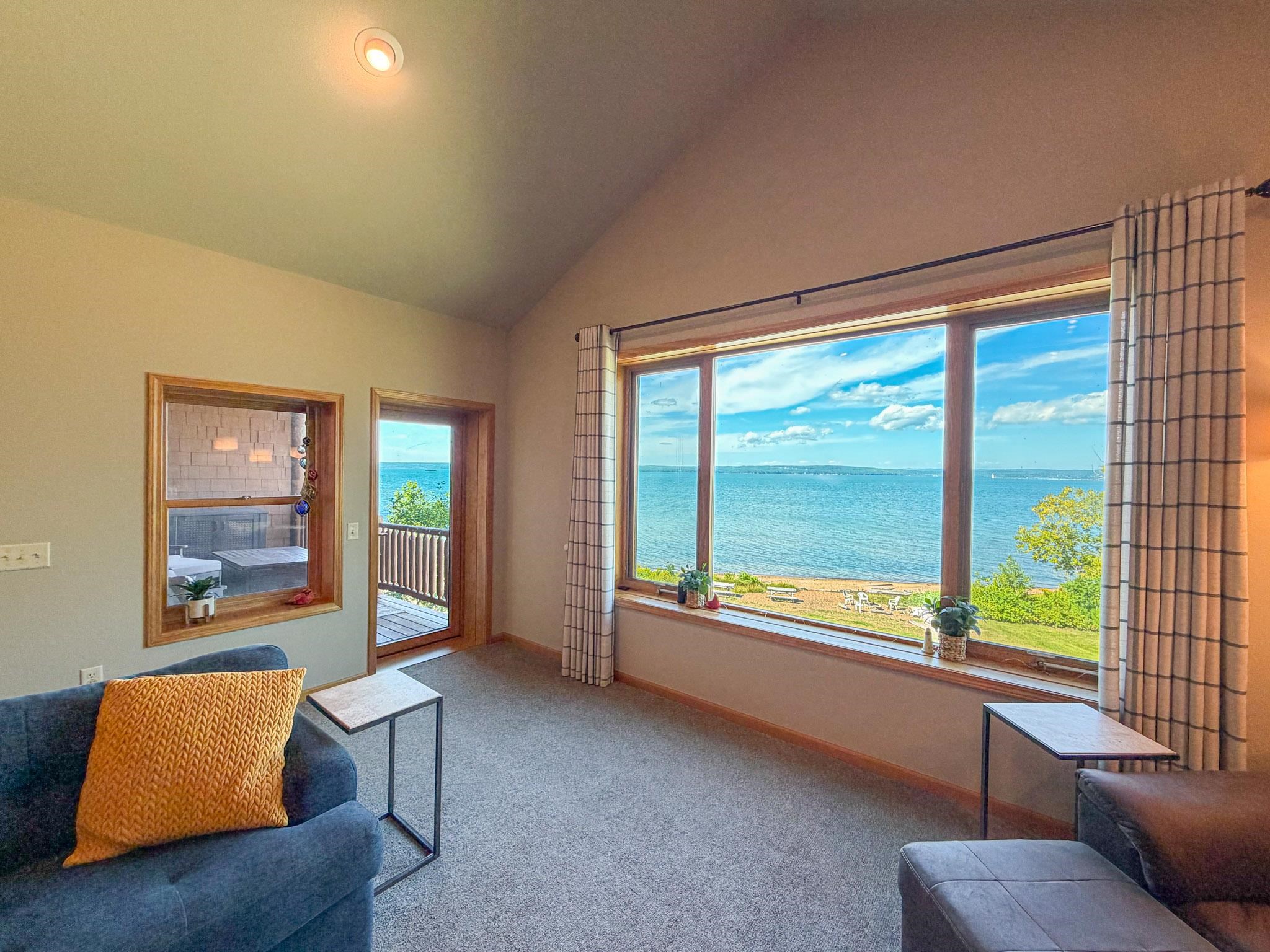 2729 LAKE SHORE DRIVE, Ashland, Wisconsin 54806, 2 Bedrooms Bedrooms, ,2 BathroomsBathrooms,Residential,For Sale,2729 LAKE SHORE DRIVE,22604405