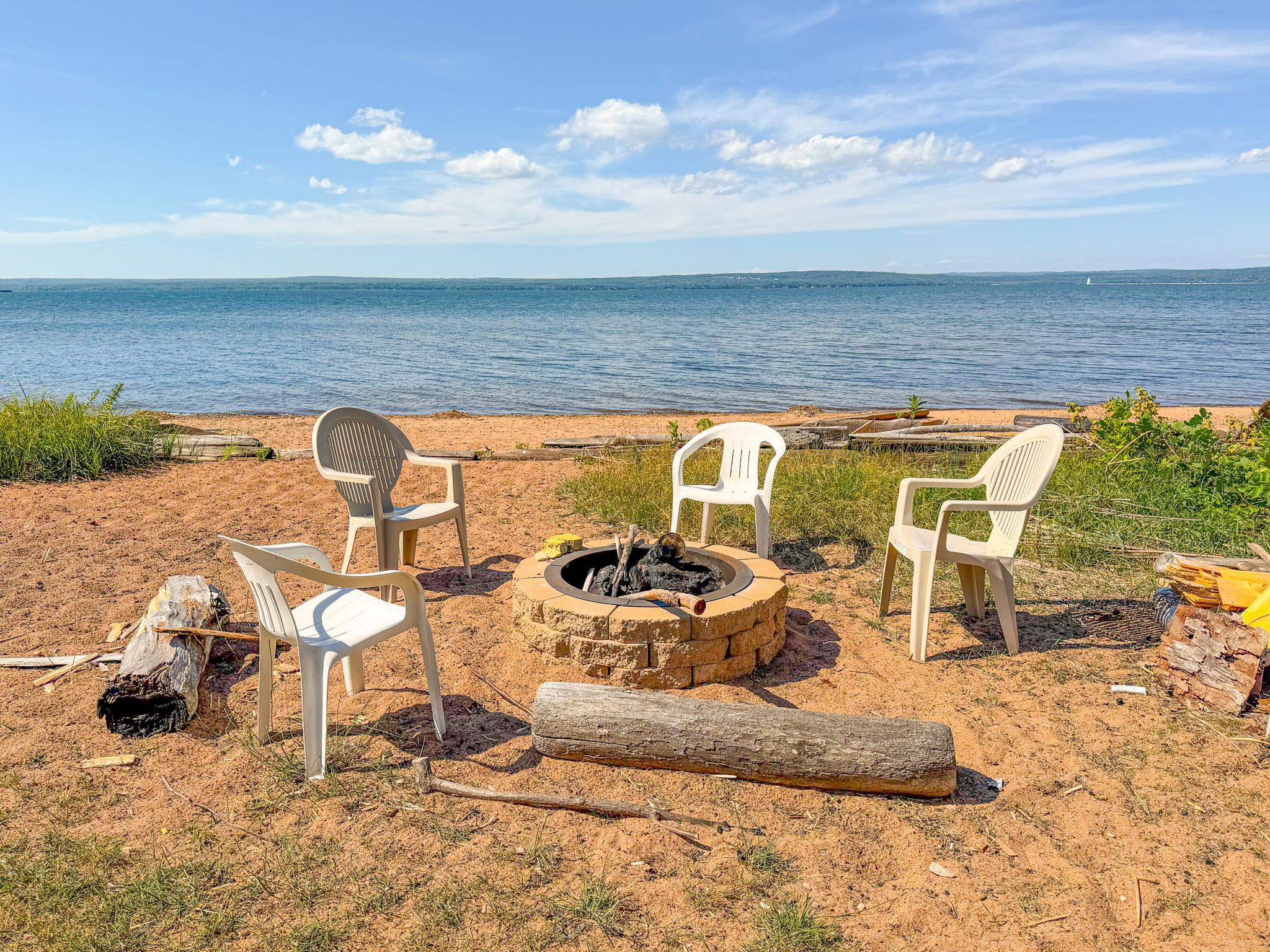 2729 LAKE SHORE DRIVE, Ashland, Wisconsin 54806, 2 Bedrooms Bedrooms, ,2 BathroomsBathrooms,Residential,For Sale,2729 LAKE SHORE DRIVE,22604405