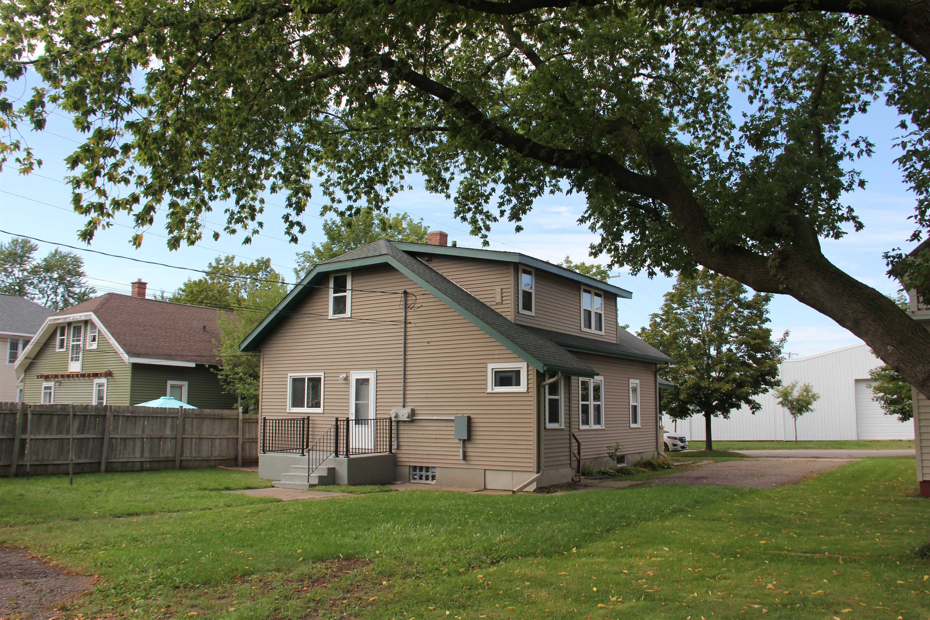 833 & 833-1/2 HENRIETTA STREET, Wausau, Wisconsin 54403, 2 Bedrooms Bedrooms, 5 Rooms Rooms,1 BathroomBathrooms,Multi-family,For Sale,833 & 833-1/2 HENRIETTA STREET,22604487